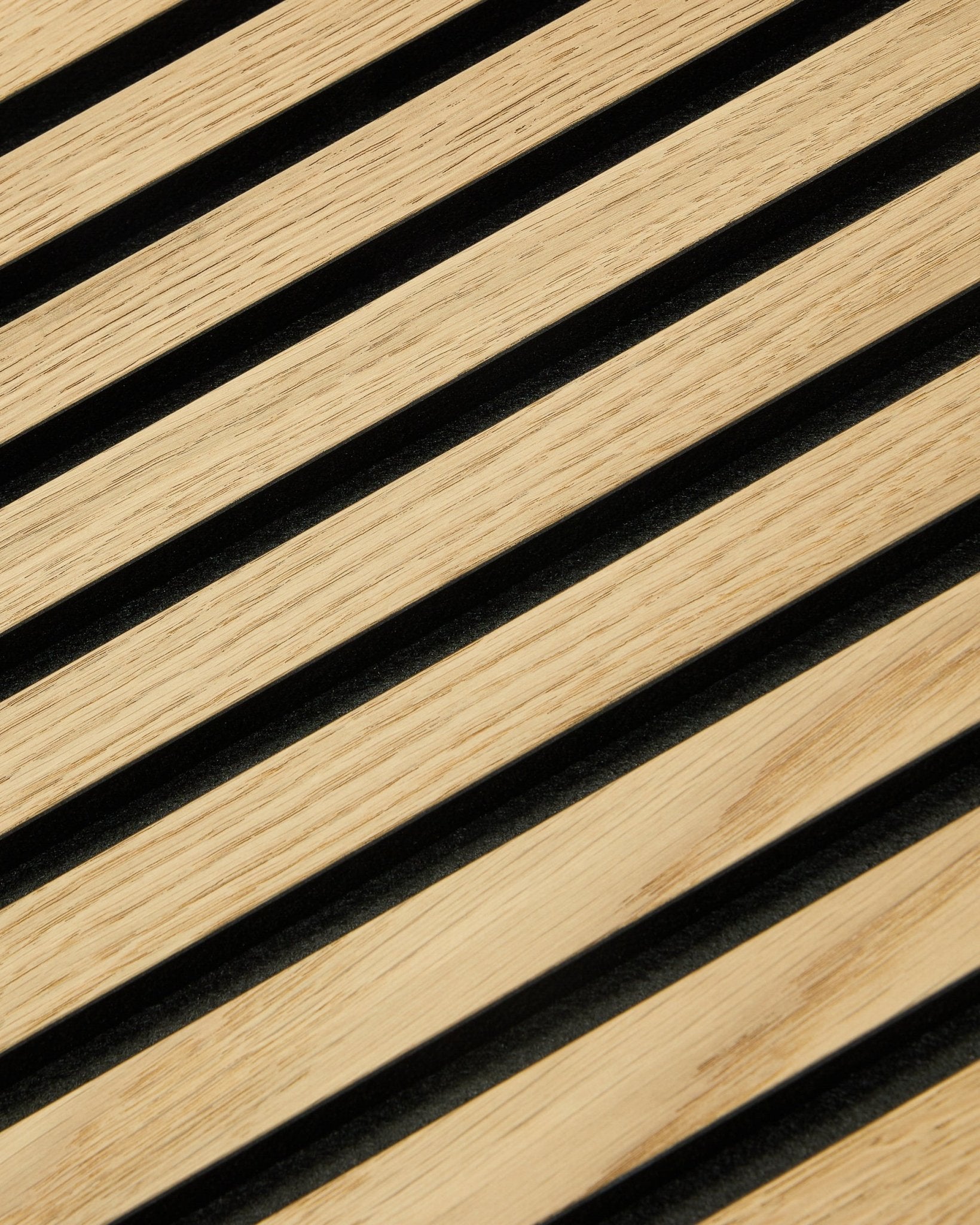 Zbliżenie na panel WoodUpp Original Akupanel Panel akustyczny z lamelami z klasycznego dębu, filcowym podkładem black i MDF, o wymiarach 300x60 cm, do nowoczesnych nordyckich wnętrz.