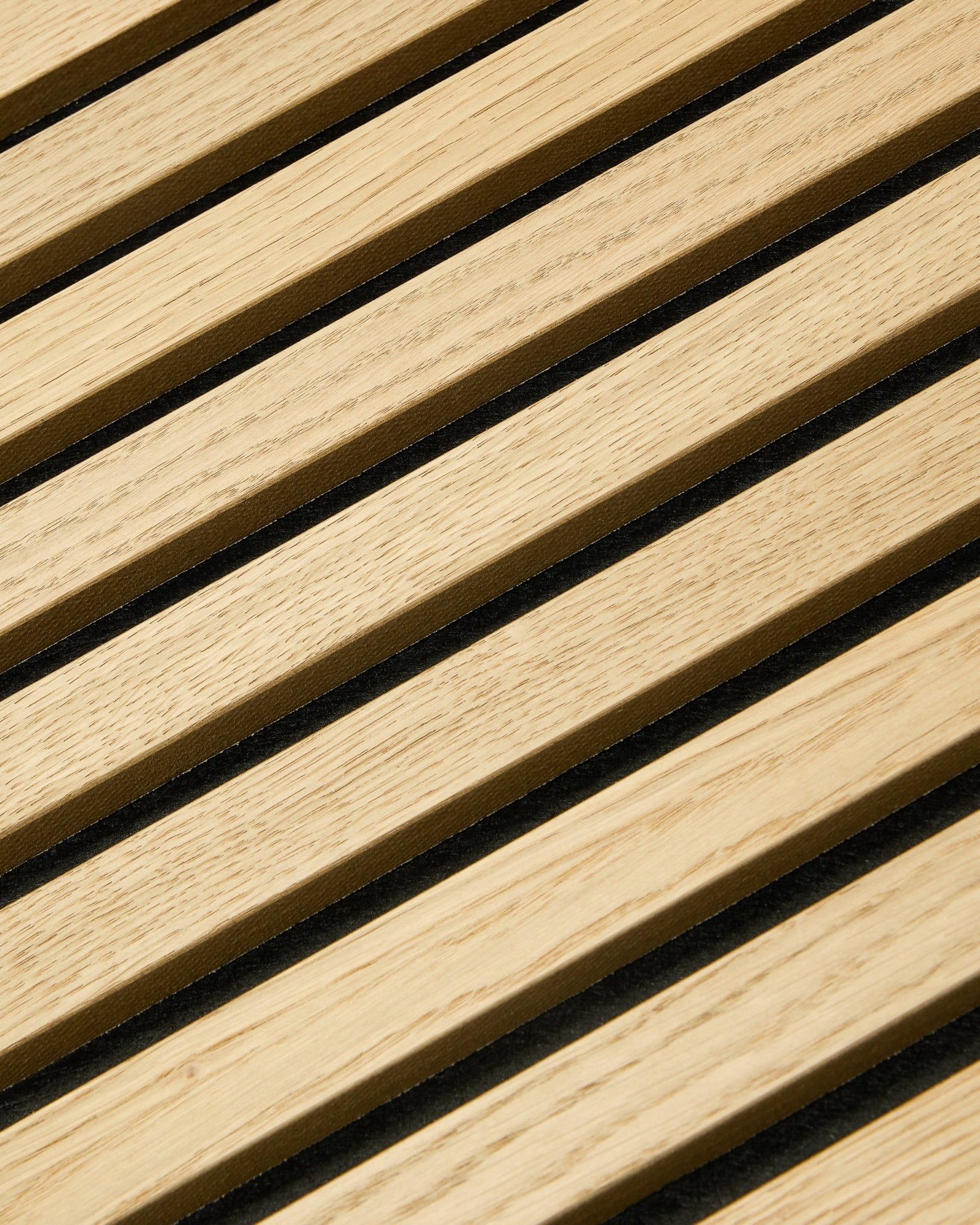 Zbliżenie na WoodUpp Akupixel Classic Oak Panel akustyczny, 60x60 cm, z filcowymi przerwami black między dębowymi lamelami w pasiastym, nordyckim wzorze.