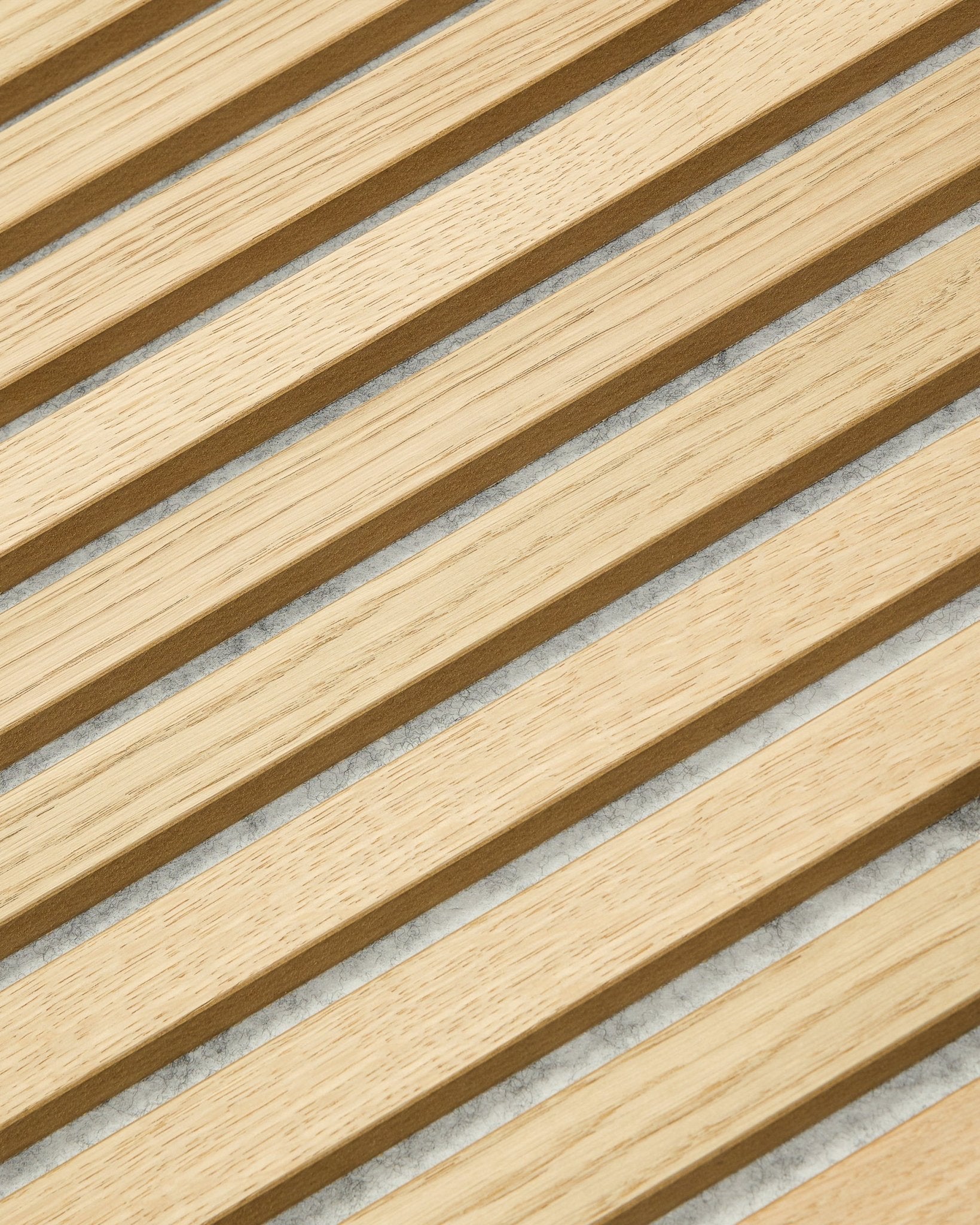 WoodUpp Original Akupanel w wykończeniu Classic Oak i z filcem Grey, w rozmiarze 240 x 60 cm, ma vertical drewnianych listew i nowoczesny, geometryczny, skandynawski design Panel akustyczny.