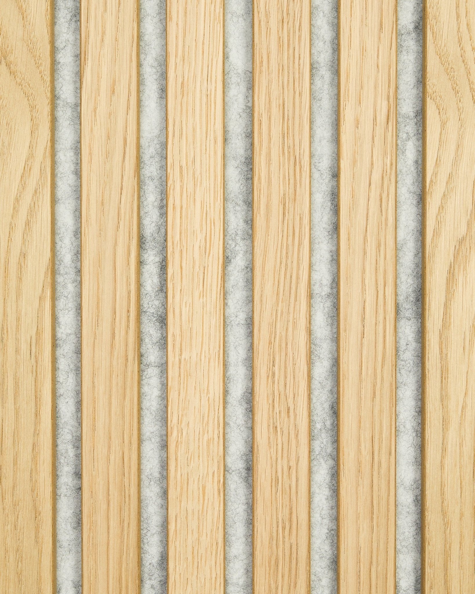 Próbka Akupanel od WoodUpp w wykończeniu Classic Oak z naprzemiennymi drewnianymi listwami i panelami filcowymi grey, prezentująca nowoczesny, geometryczny nordycki design Panel akustyczny.