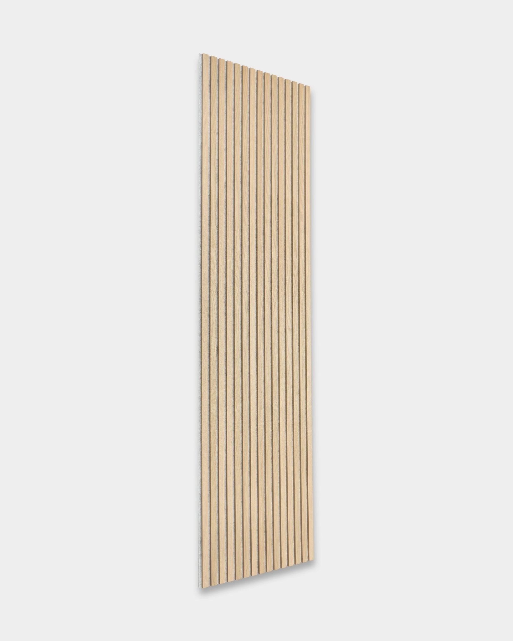 Akupanel Panel akustyczny od WoodUpp w kolorze Classic Oak z filcem grey (300x60 cm) wprowadza minimalistyczny, nordycki kontrast na jasnych ścianach.