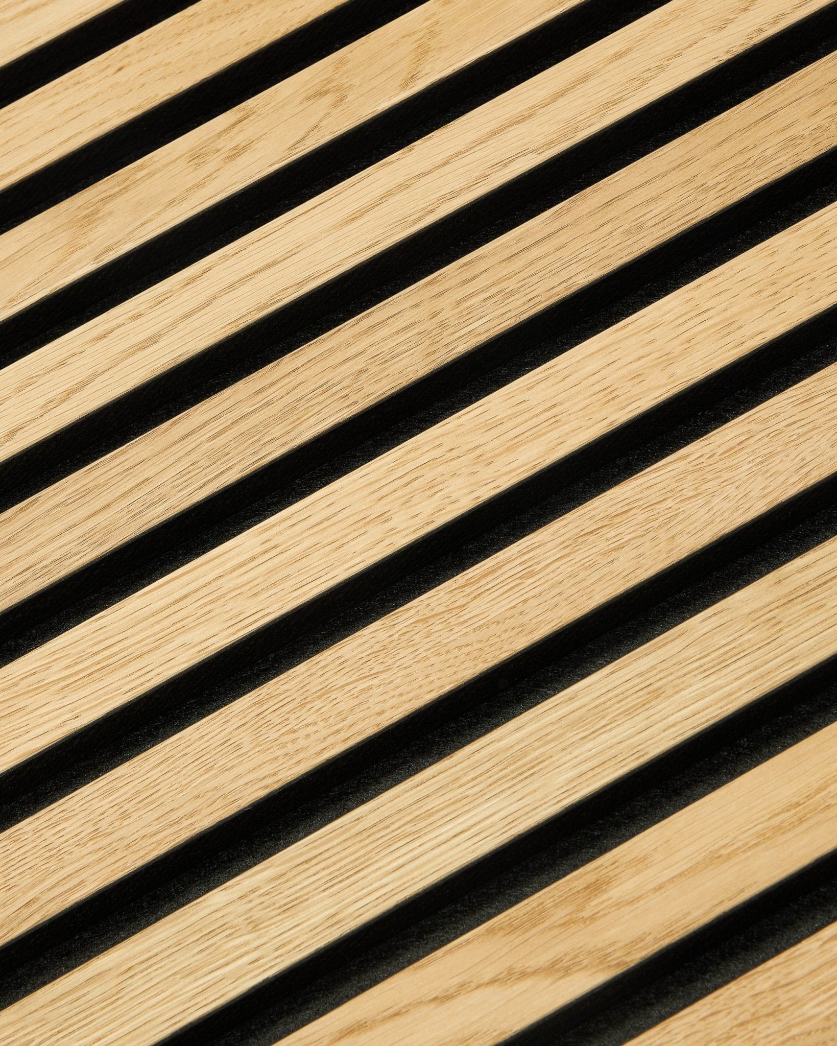 Zbliżenie na WoodUpp Akupixel Rustic Natural Oak Panel akustyczny, 60x60 cm, z nowoczesnym nordyckim geometrycznym wzorem z ukośnymi liniami i black przerwami.