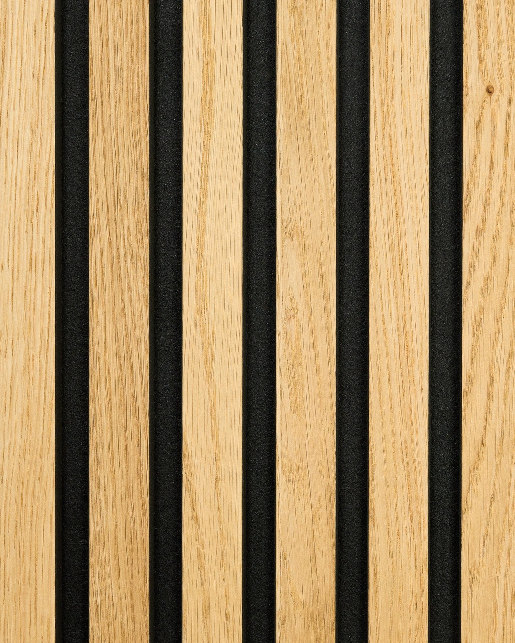 Zbliżenie próbki WoodUpp Akupanel Rustic w kolorze Natural Oak, z naprzemiennie ułożonymi jasnymi drewnianymi lamelami i rowkami akustycznymi black pochłaniającymi dźwięk.