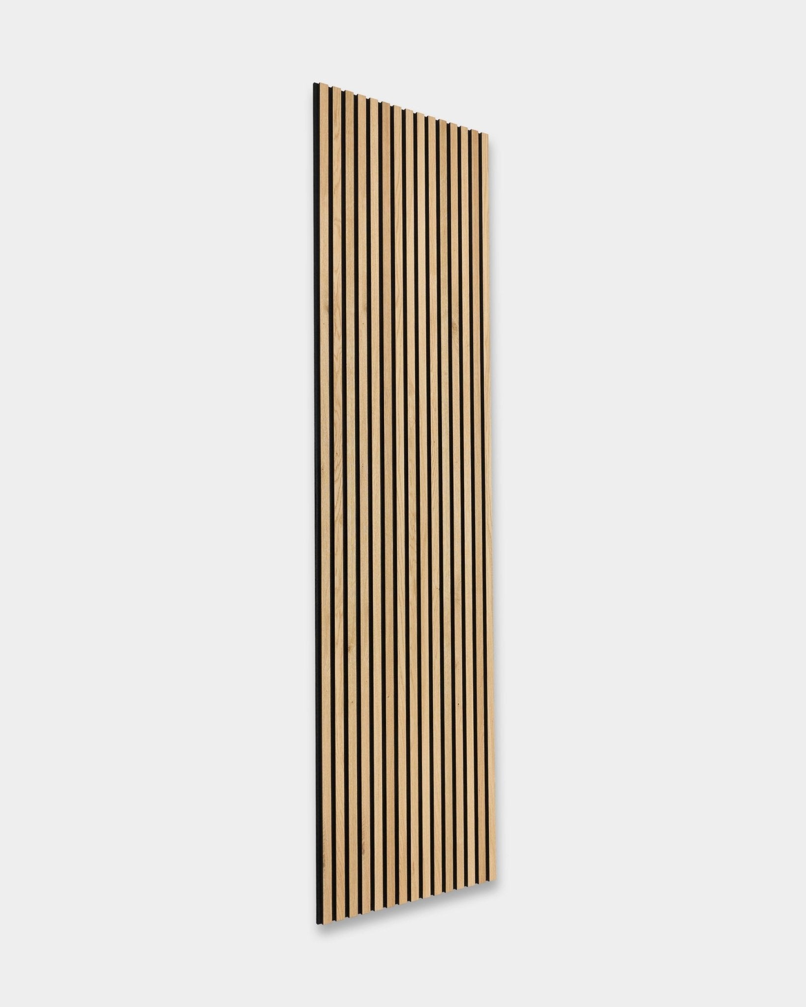 Panel Rustic Akupanel w kolorze Natural Oak (300x60 cm) od WoodUpp jest oparty o jasnoszare tło, eksponując nordycki design Panel akustyczny.
