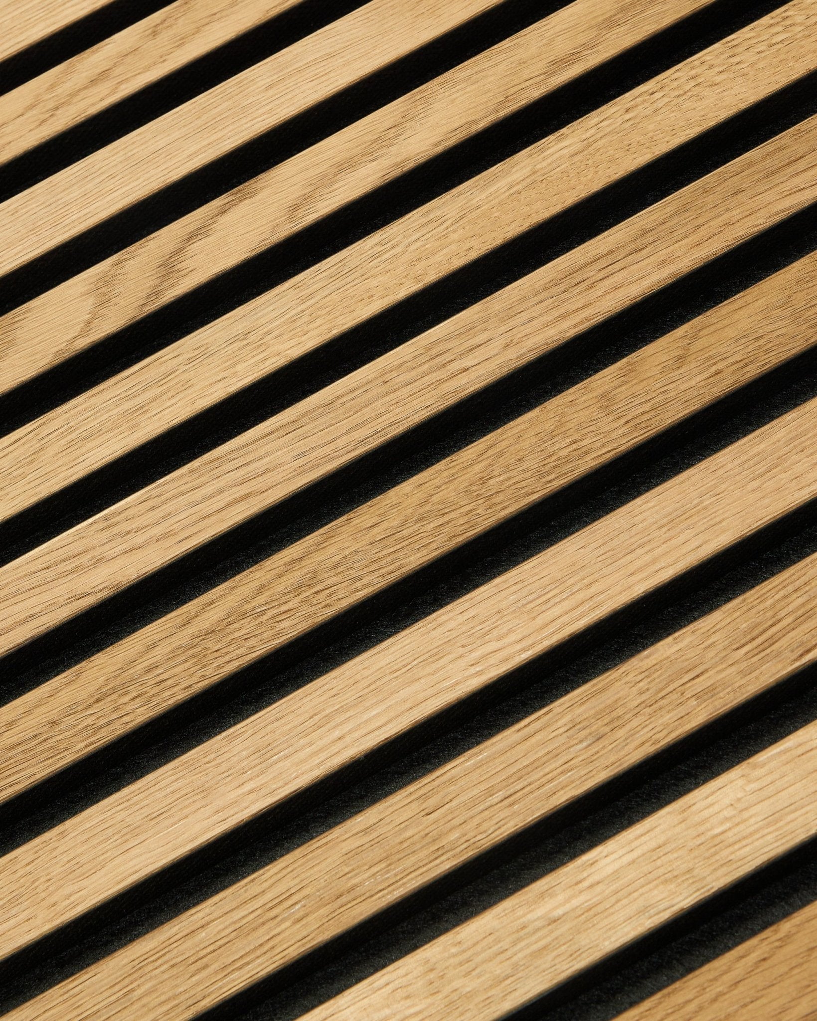 Zbliżenie na akustyczny panel ścienny lamelowy Rustic Akupanel w kolorze Brown Oak (240 x 60 cm) od WoodUpp, podkreślające nowoczesny skandynawski design i fakturę drewnianych lameli.