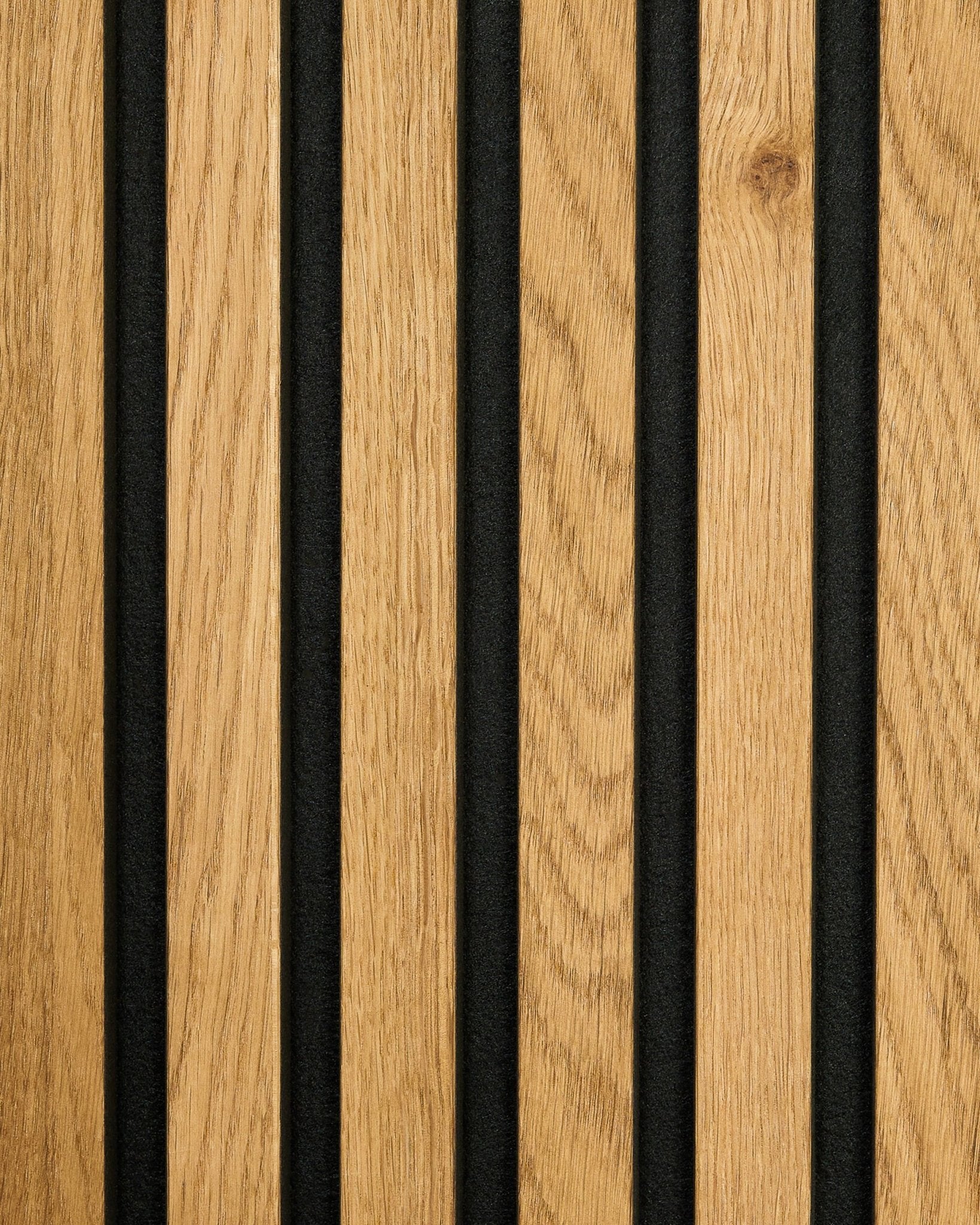 WoodUpp Akupanel w wykończeniu Rustic Brown Oak ma vertical drewnianych listew ułożonych naprzemiennie z panelami black, tworząc pasmowy wzór Panel akustyczny.