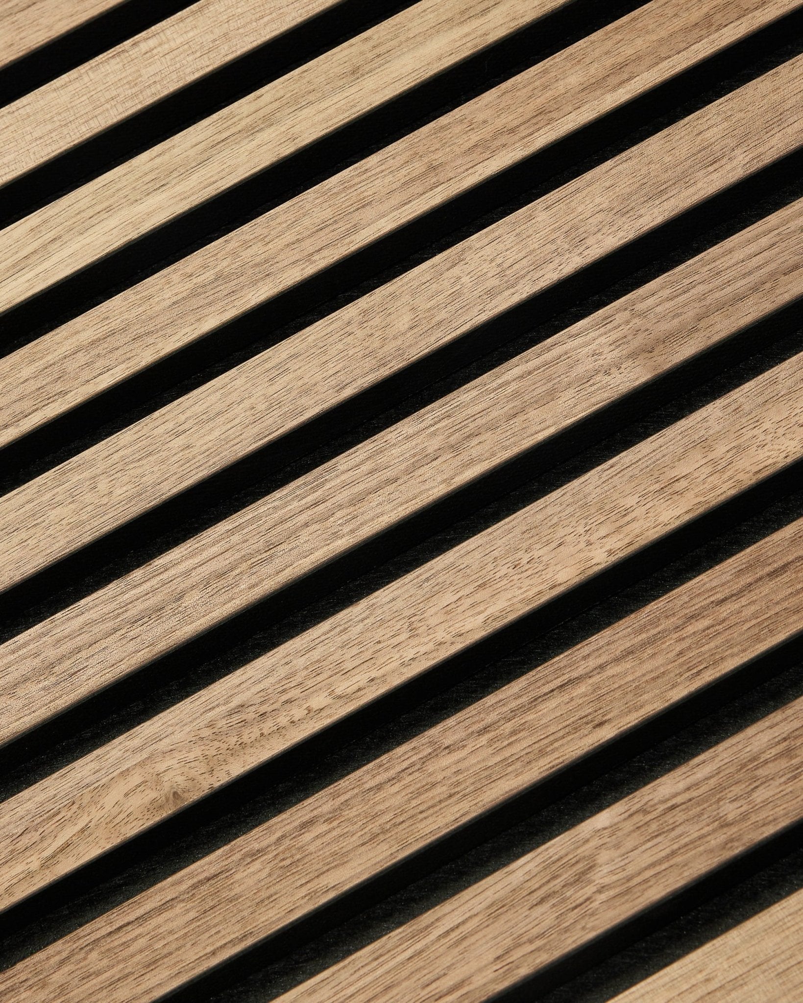 Zbliżenie na WoodUpp Akupixel Walnut Panel akustyczny (60x60 cm) z ukośnymi drewnianymi lamelami, w minimalistycznym skandynawskim stylu, z ciepłym orzechowym wykończeniem.