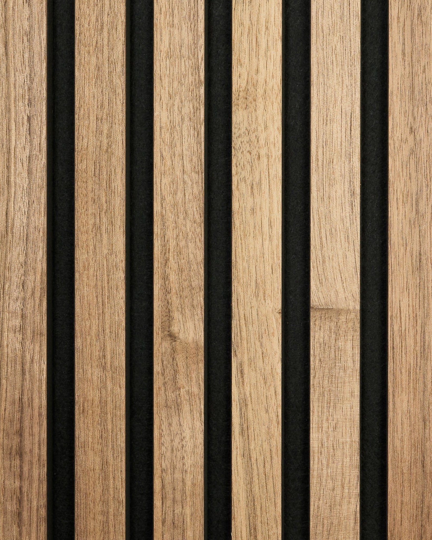 Zbliżenie próbki WoodUpp Akupanel w wykończeniu orzechowym, z vertical drewnianymi lamelami i filcowym podkładem black, tworzącymi nowoczesny, pasiasty wygląd Panel akustyczny.