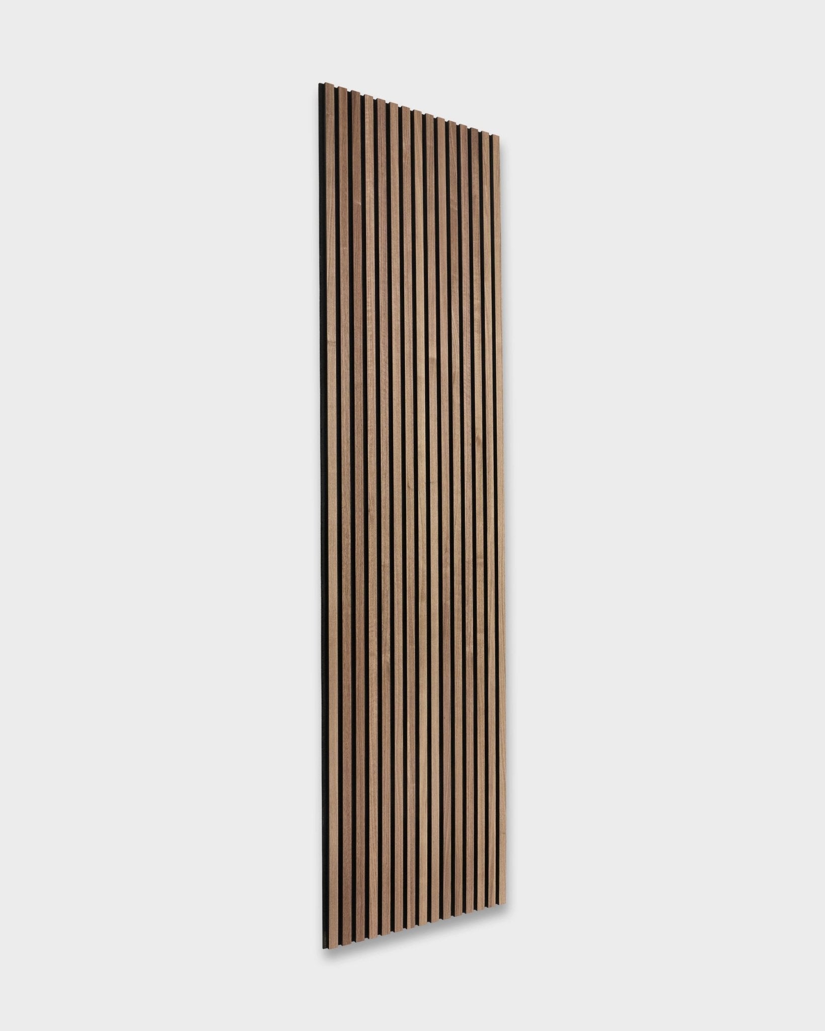 WoodUpp Original Akupanel w kolorze Walnut (240x60cm) ma ciemne brown akustyczne lamele zamontowane na jasnej grey ścianie, podkreślając skandynawski, nordycki styl.