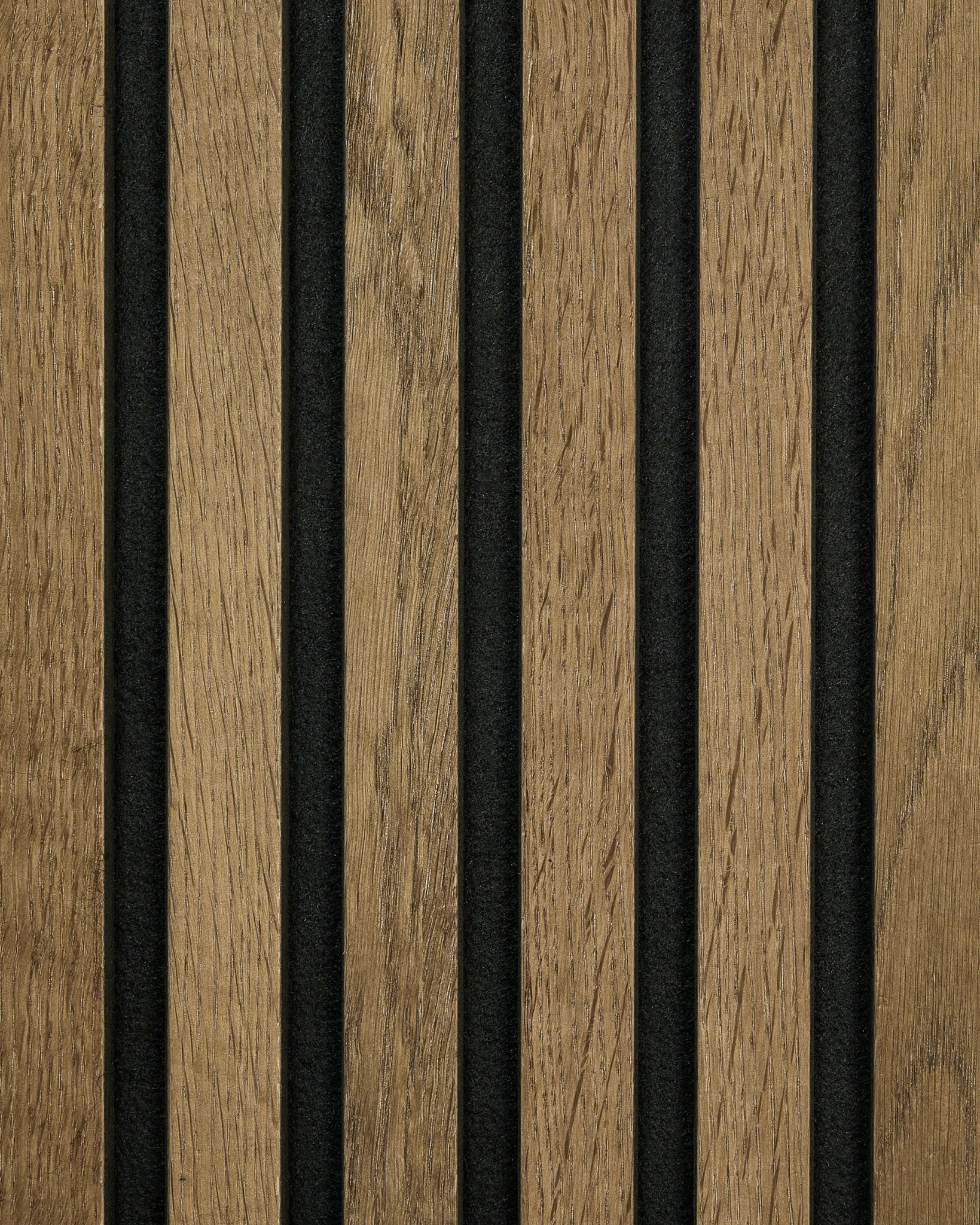 Zbliżenie na próbkę WoodUpp Akupanel Rustic w kolorze Grey Oak, z akustycznymi lamelami vertical i paskami filcu black, tworzącymi nowoczesny nordycki akcent ścienny.