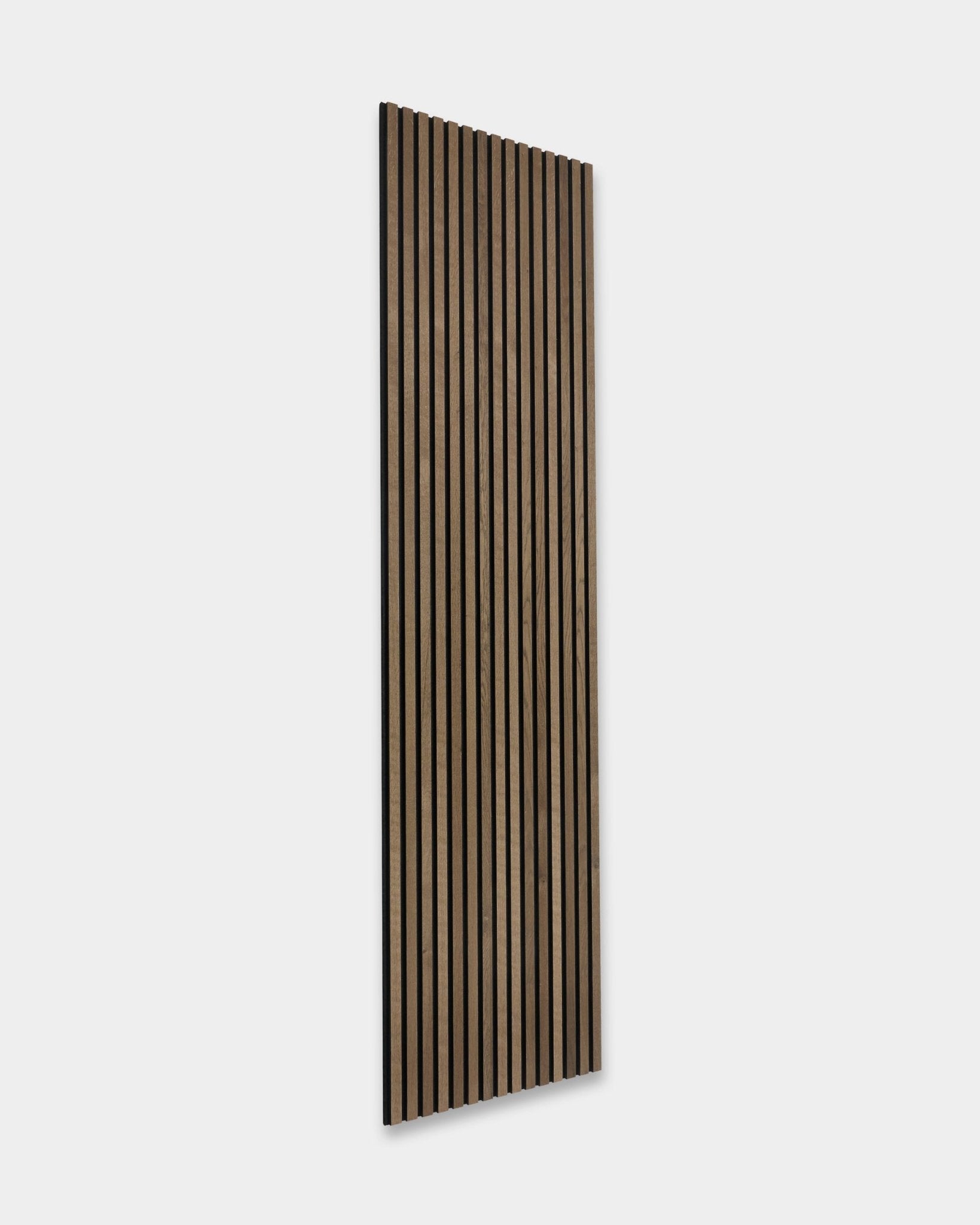 WoodUpp Rustic Akupanel Panel akustyczny w kolorze Grey Oak, w stylu skandynawskim, z równomiernie rozmieszczonymi listwami vertical, w rozmiarze 240 x 60 cm.