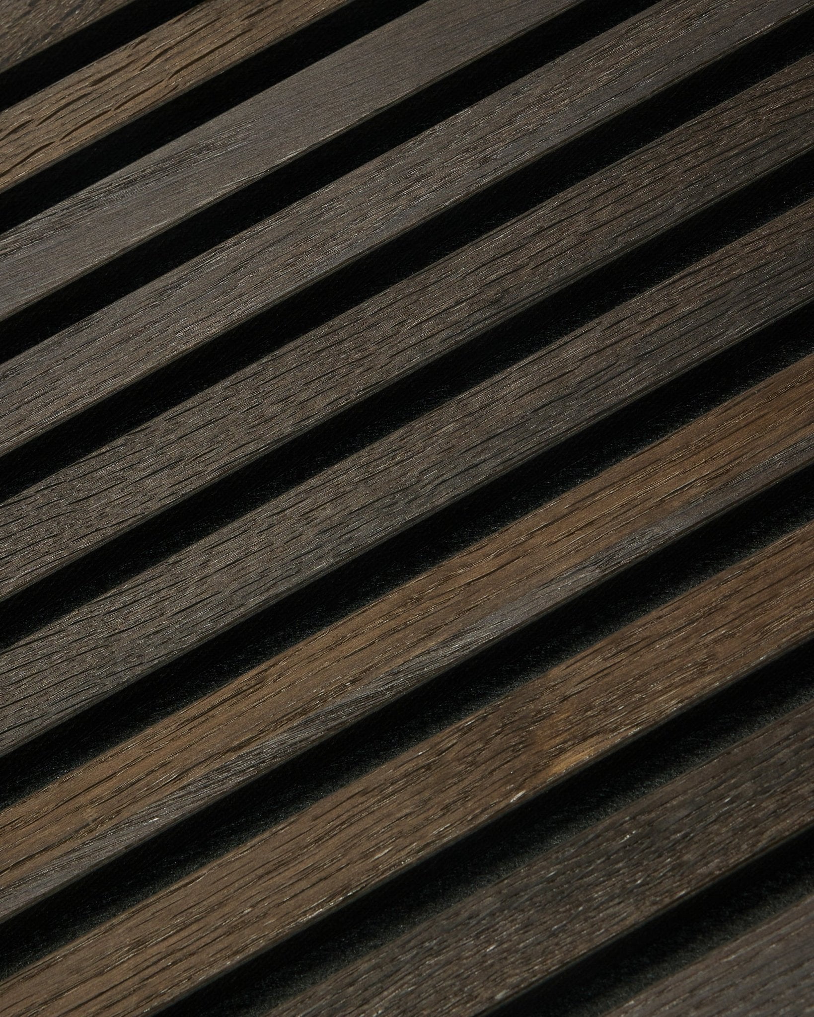 Zbliżenie na WoodUpp Rustic Akupanel Panel akustyczny w kolorze Smoked Oak (300x60 cm), ukazujące wyraźne usłojenie drewna, minimalistyczny nordycki styl i liniowy układ cieni.
