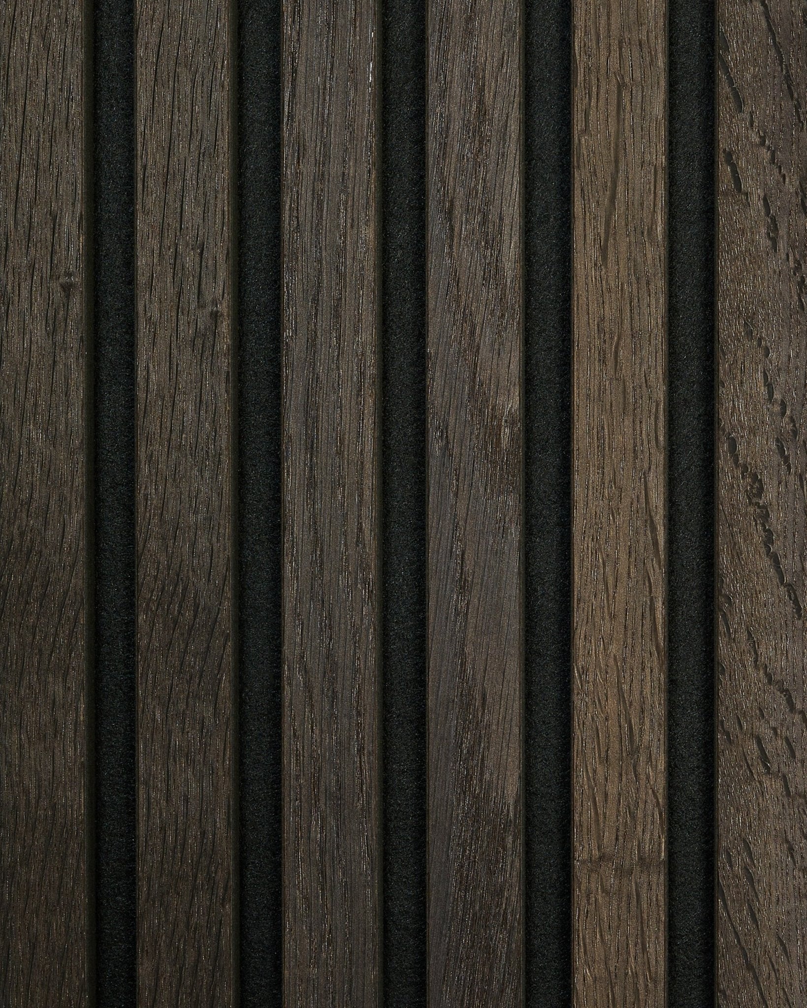 Zbliżenie na próbkę WoodUpp Akupanel Rustic w kolorze Smoked Oak, z akustycznymi lamelami vertical w jasnych i ciemnych odcieniach brown oraz wąskimi szczelinami black.