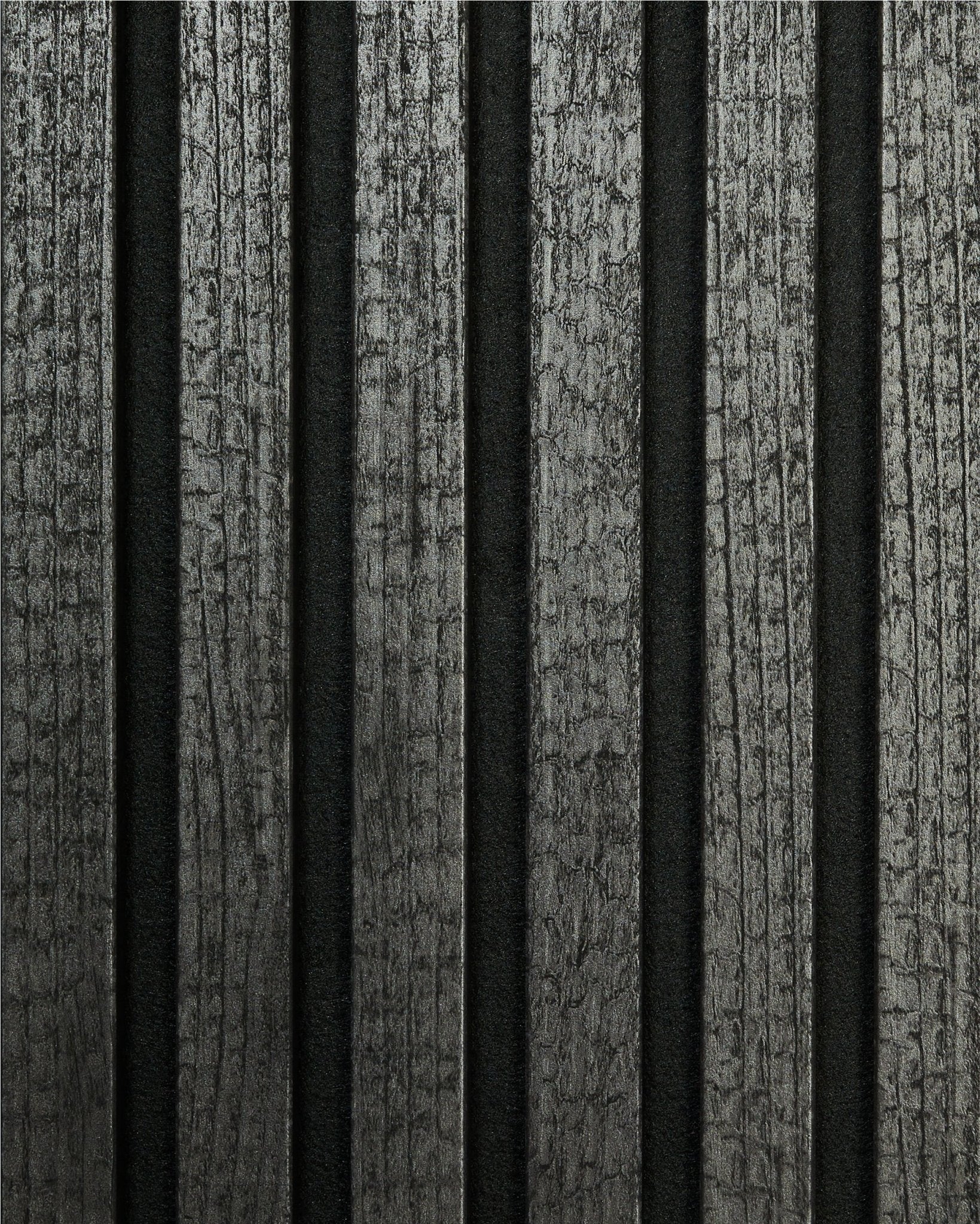 Rebel | Próbka / Charcoal od WoodUpp prezentuje vertical, opalane akustyczne panele drewniane o ciemnym, teksturowanym wykończeniu, które nadaje całości nowoczesny nordycki charakter.