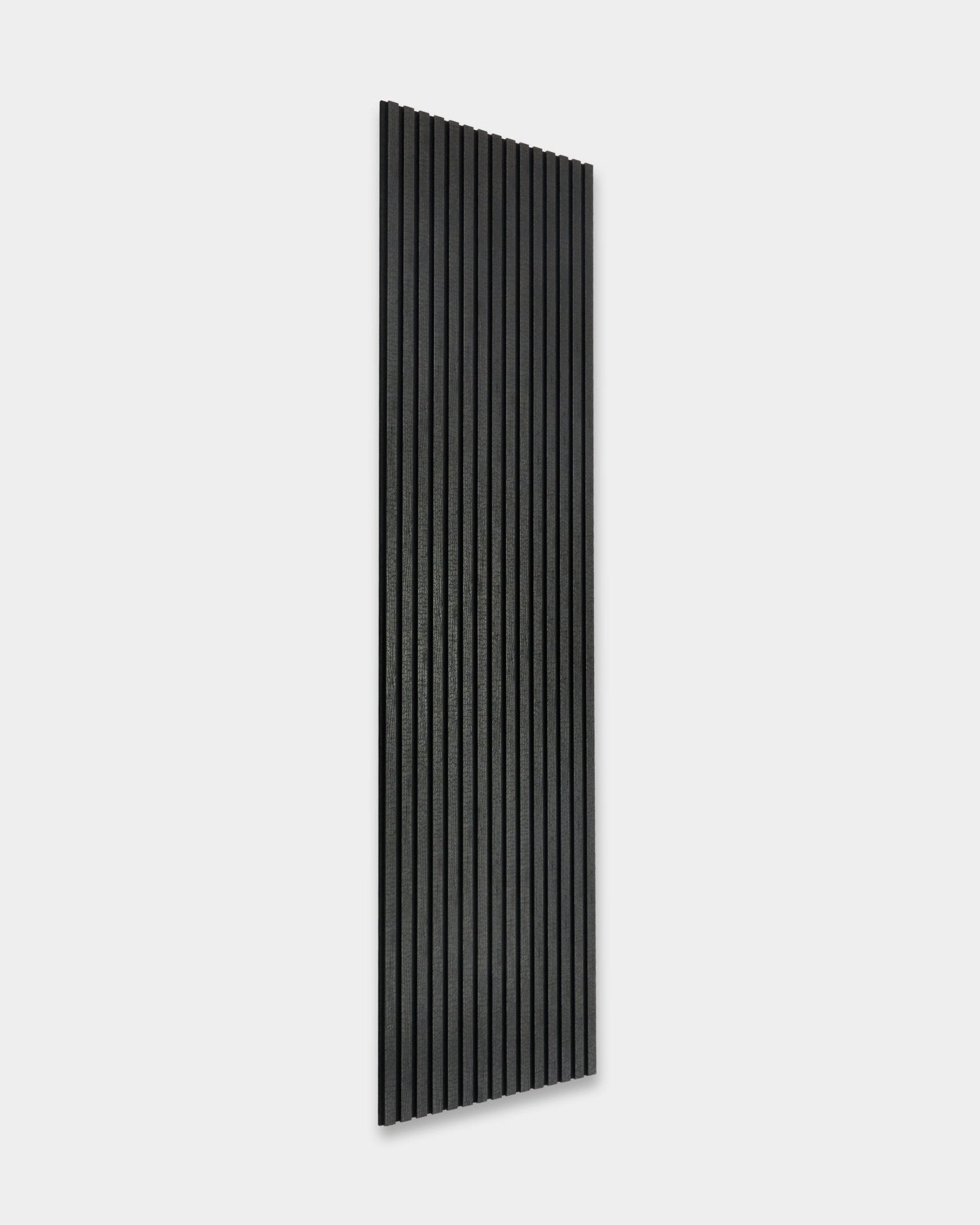Panel Rebel Akupanel od WoodUpp w kolorze Charcoal (240x60 cm), nordycki Panel akustyczny z rowkowanymi vertical, pokazany na jasnoszarym tle.