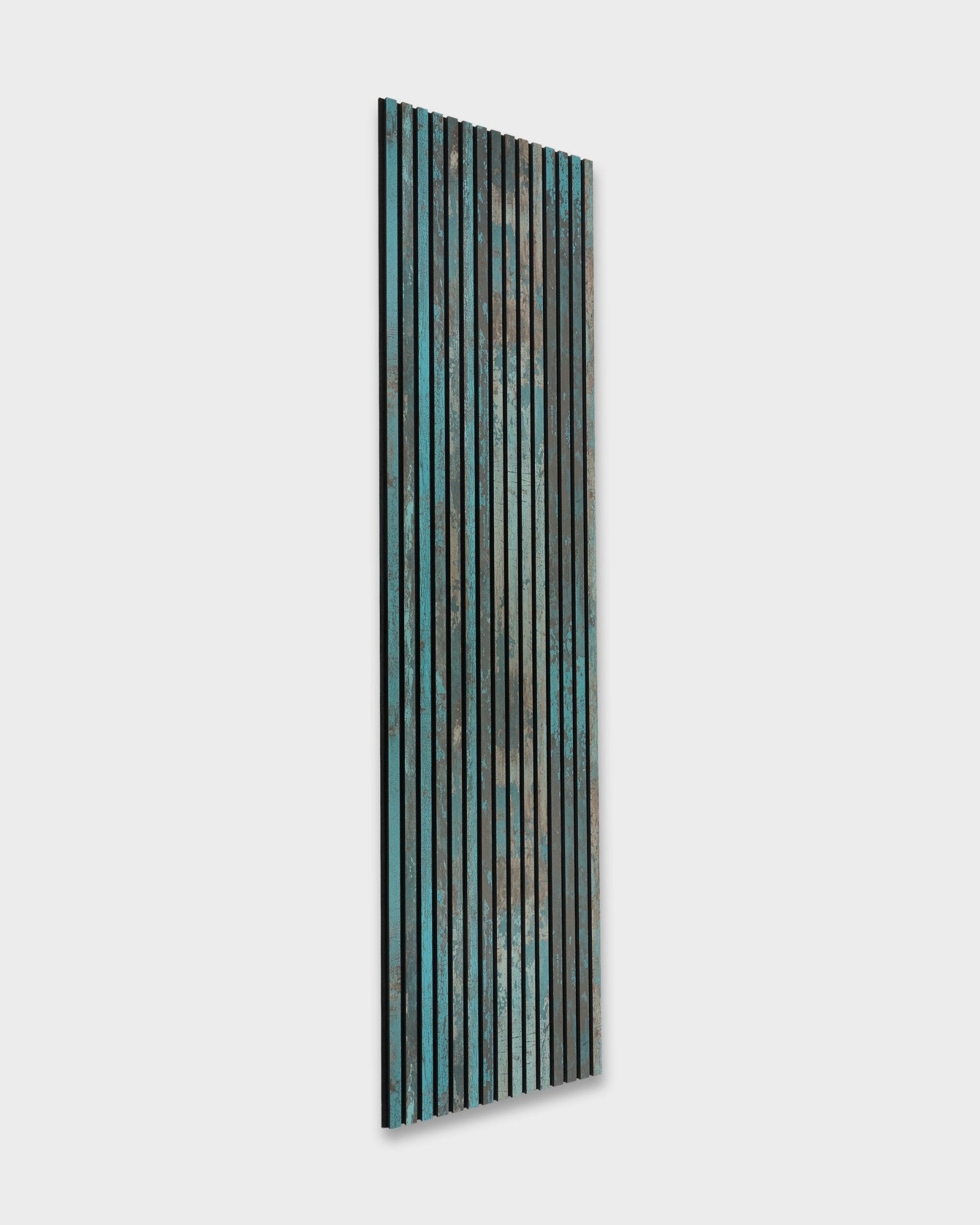 WoodUpp Akupanel Rebel w kolorze Oxide Blue (240x60 cm), nordycki Panel akustyczny z vertical drewnianymi lamelami w odcieniach niebieskiego, zieleni i brown.