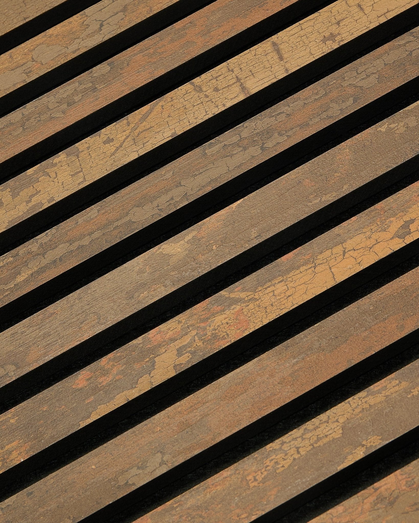 Zbliżenie na WoodUpp Rebel Akupanel w kolorze Oxide Copper, 240x60 cm, ukazujące liniowy Panel akustyczny wzór lameli z wąskimi szczelinami dla lepszej absorpcji dźwięku.