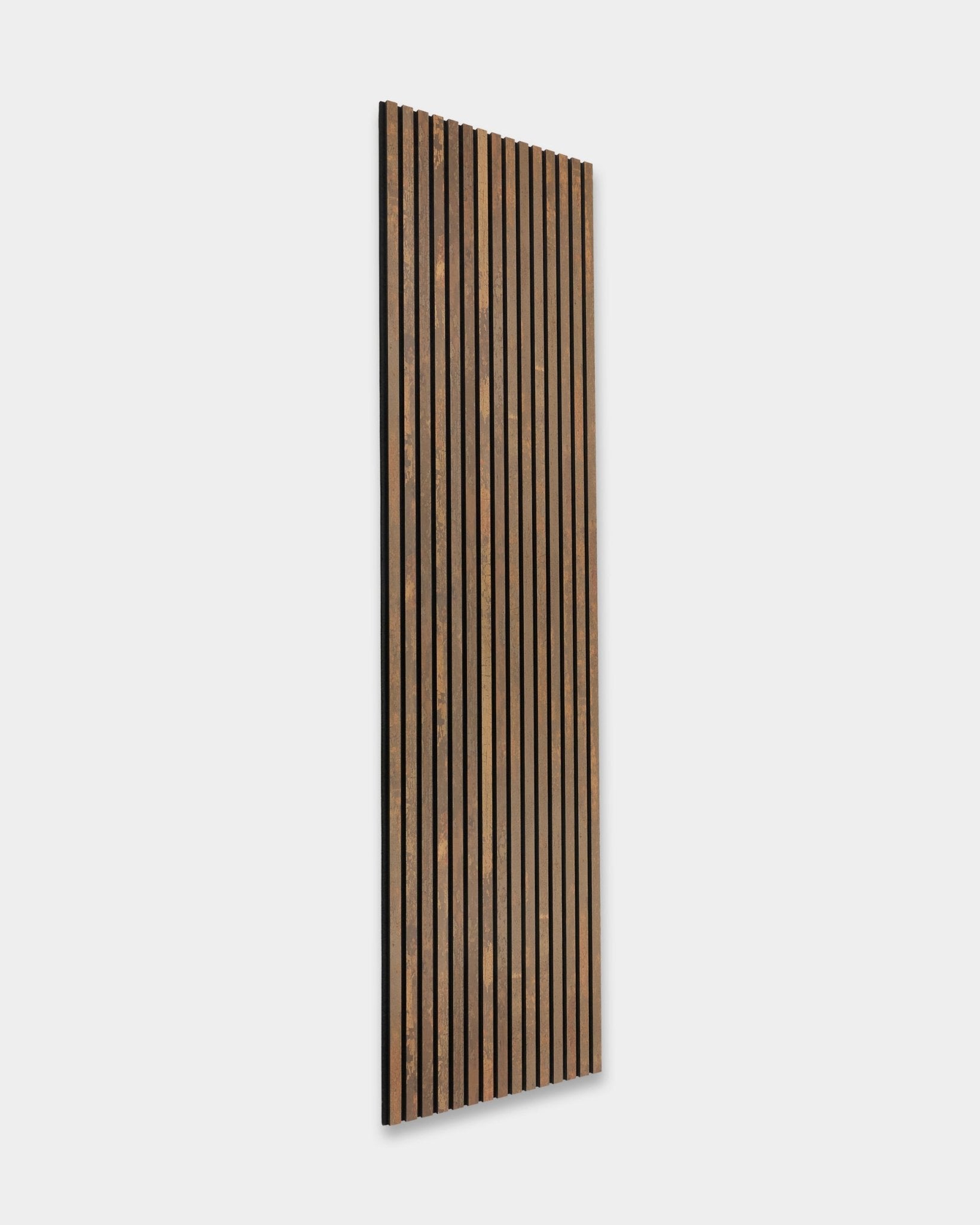 Rebel Akupanel w kolorze Oxide Copper, 240x60 cm od WoodUpp, Panel akustyczny ze wzorem lameli na jednolitym jasnoszarym tle.