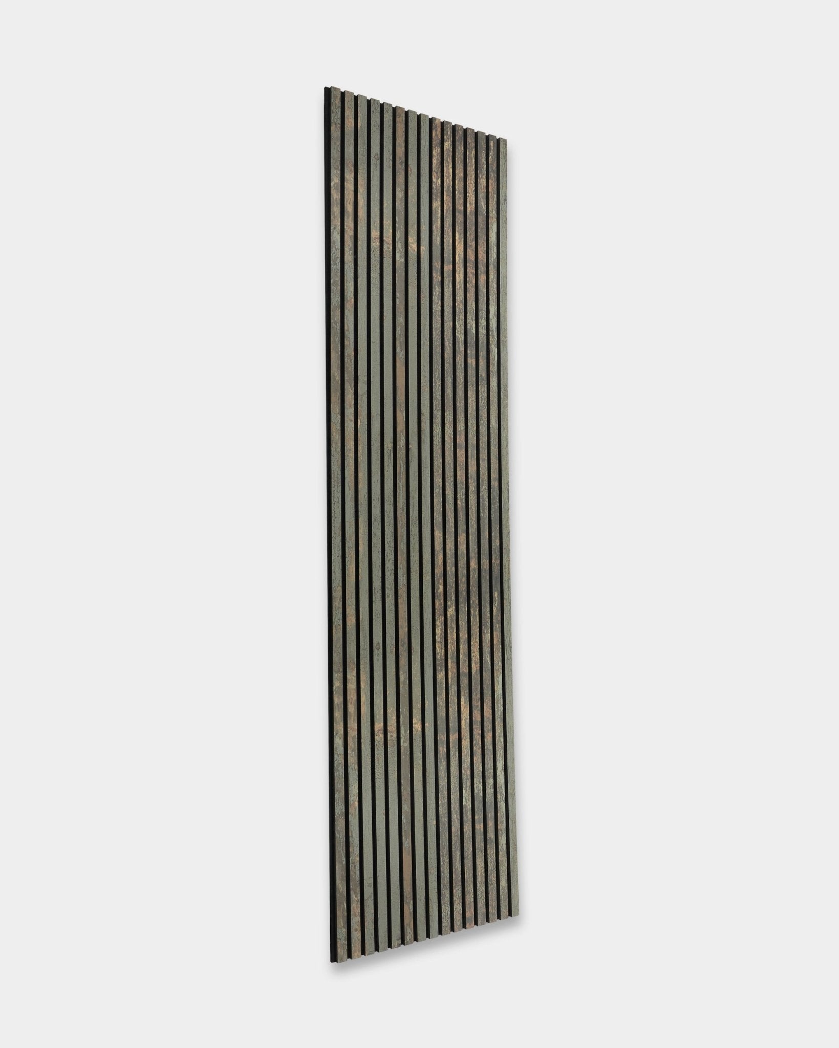 Rebel Akupanel w kolorze Oxide Grey od WoodUpp to panel Panel akustyczny o wymiarach 240x60 cm z vertical black i szarymi lamelami, zaprojektowany z myślą o pochłanianiu dźwięku i surowym, postarzałym wyglądzie.