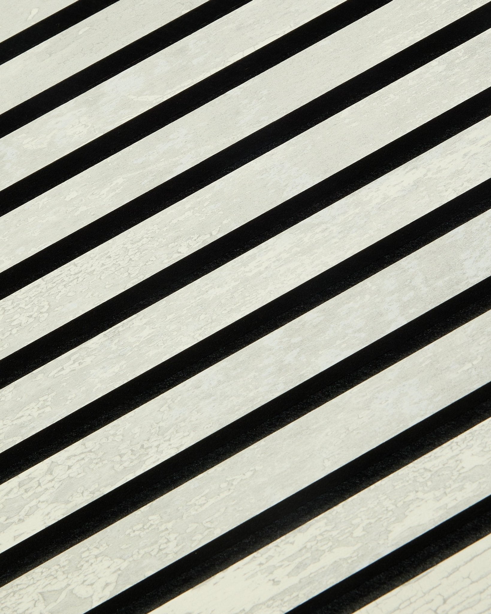 Akupanel Panel akustyczny od WoodUpp w kolorze Oxide White ma black oraz białe ukośne pasy o lamelowej strukturze. Wymiary: 240 x 60 cm. Nordycki design.