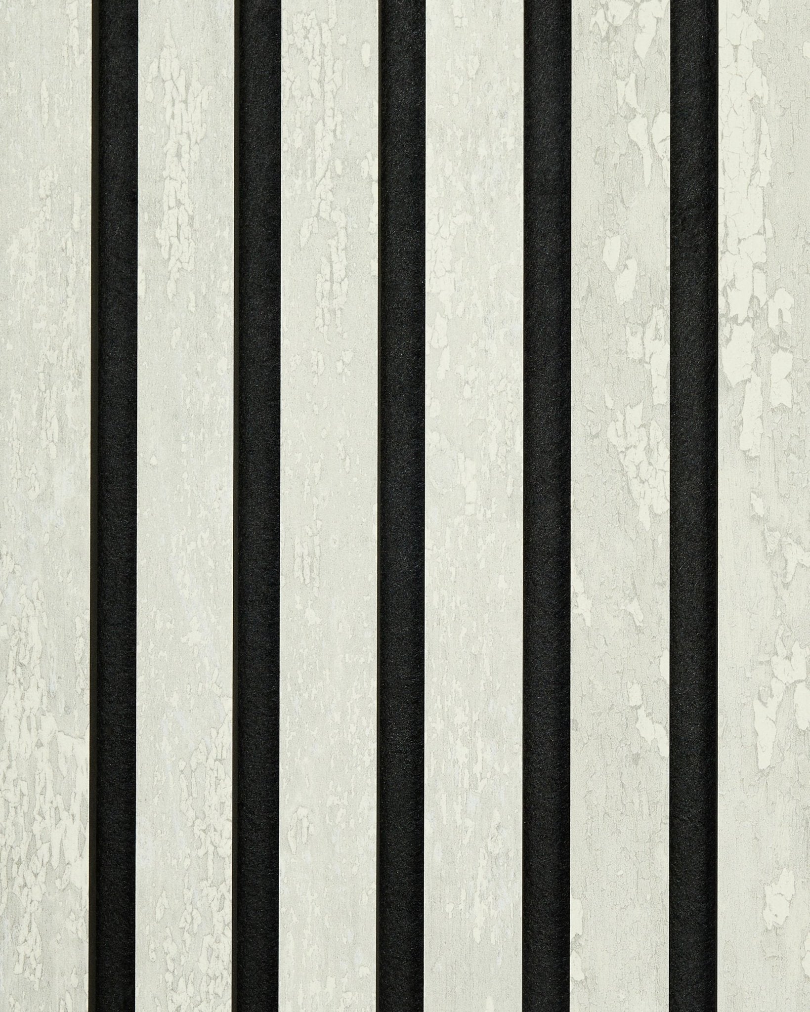 Próbka Akupanel Rebel | White Oxide od WoodUpp, pokazująca wyraziste black i teksturowane, złamane białe pasy o wyglądzie postarzonej, łuszczącej się farby.