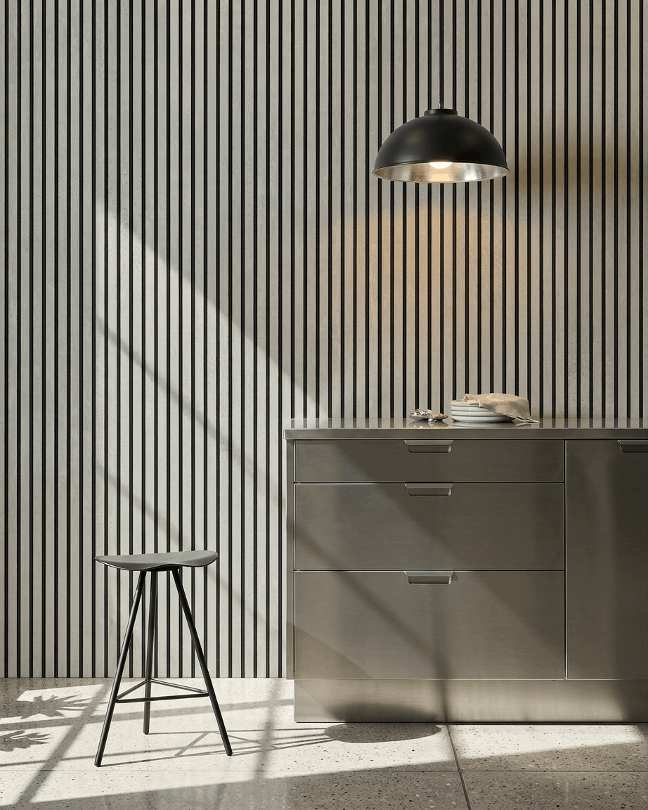 Minimalistyczna kuchnia z WoodUpp Akupanel Panel akustyczny w kolorze Oxide White z filcem Black, 240x60 cm, jako dekoracyjna ściana z lameli vertical.