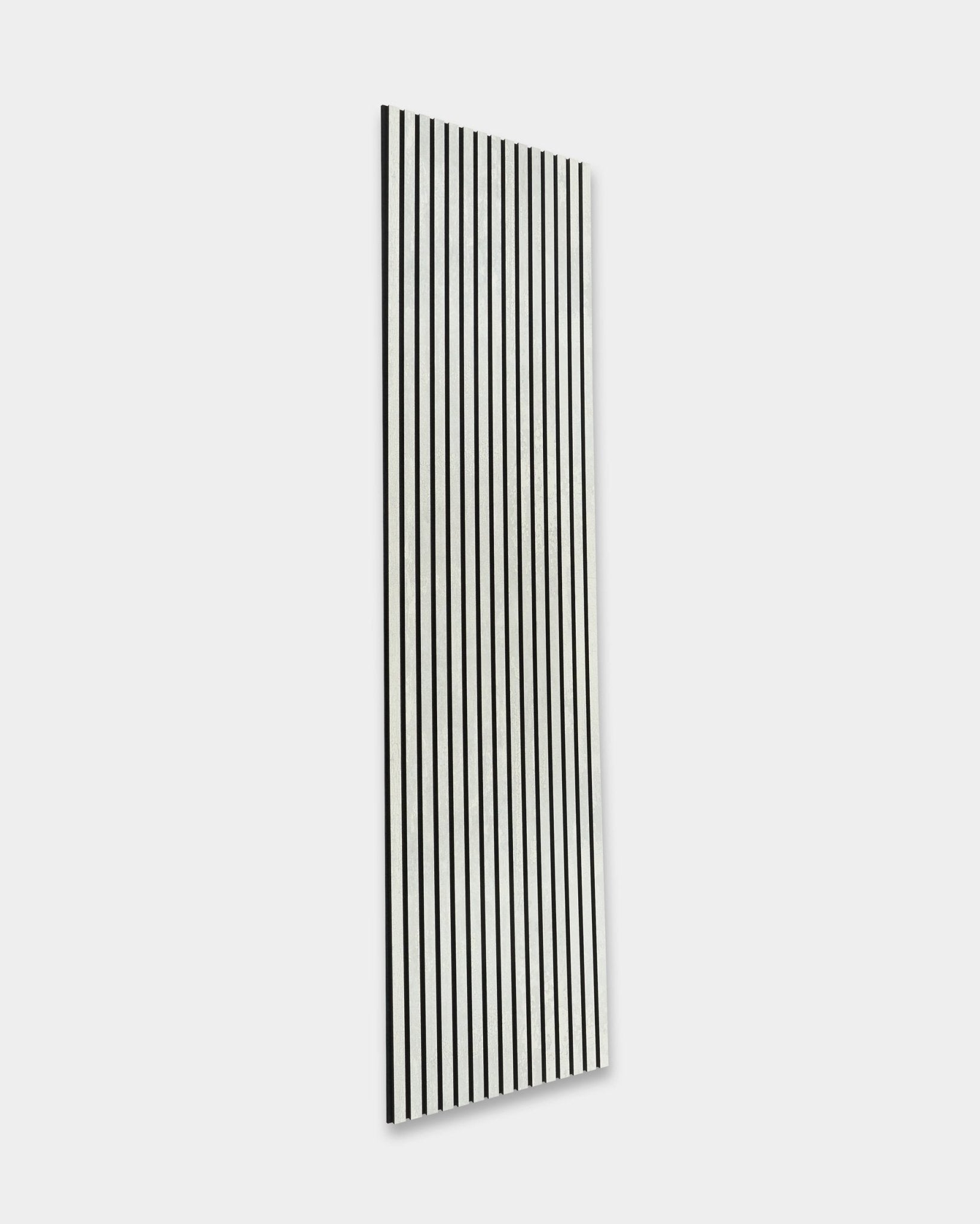 WoodUpp Rebel Akupanel w kolorze Oxide White (240 x 60 cm) z lamelami black vertical, poprawiający akustykę wnętrza na jasnoszarym tle. Nordycki minimalistyczny design.