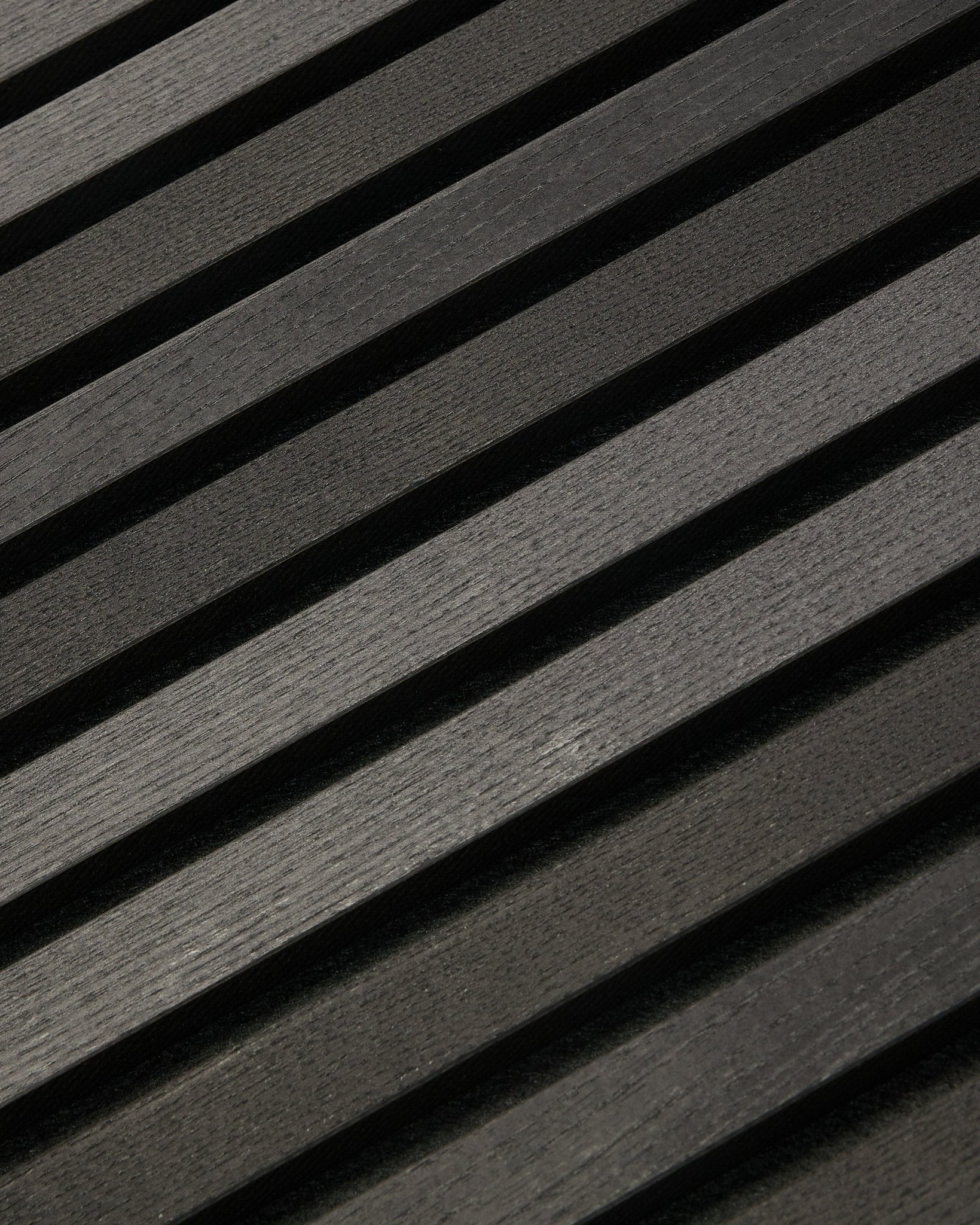 Tonal Akupanel w kolorze Black Ash (300 x 60 cm) od WoodUpp, ciemny diagonalny Panel akustyczny z teksturowanymi listwami inspirowanymi stylem skandynawskim do ścian wewnętrznych.