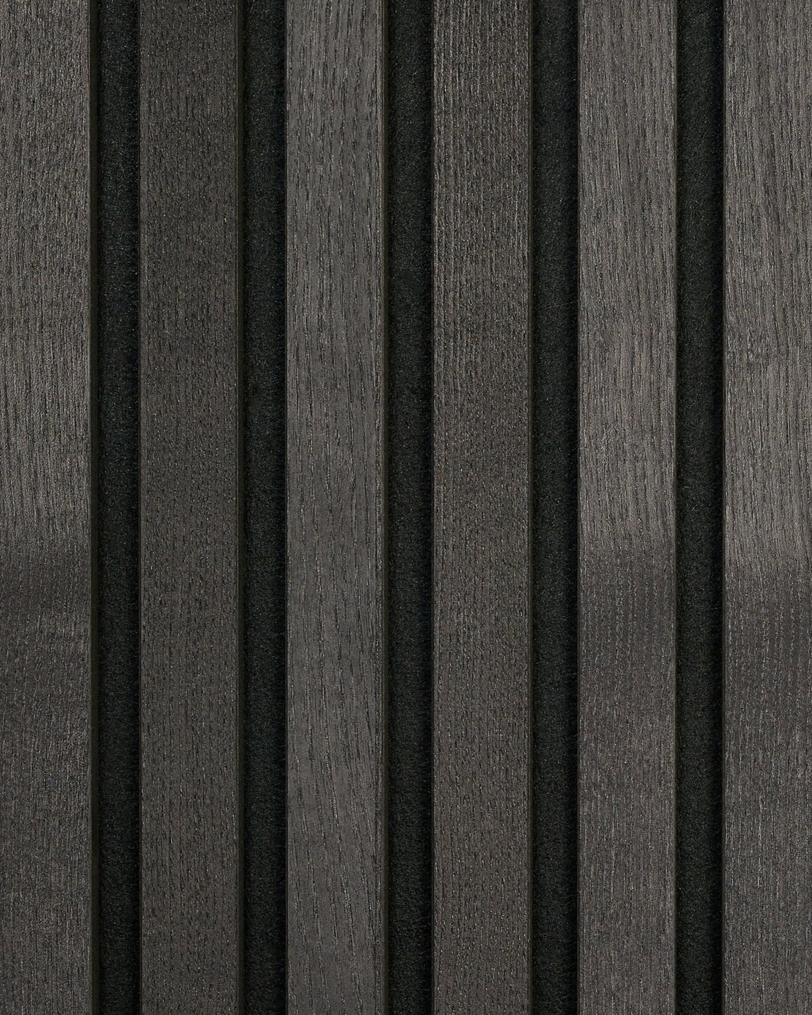 Próbka WoodUpp Tonal Black Ash Panel akustyczny z ciemnymi drewnianymi lamelami vertical i wąskimi przerwami black, tworząca paskowany, minimalistyczny nordycki wzór.