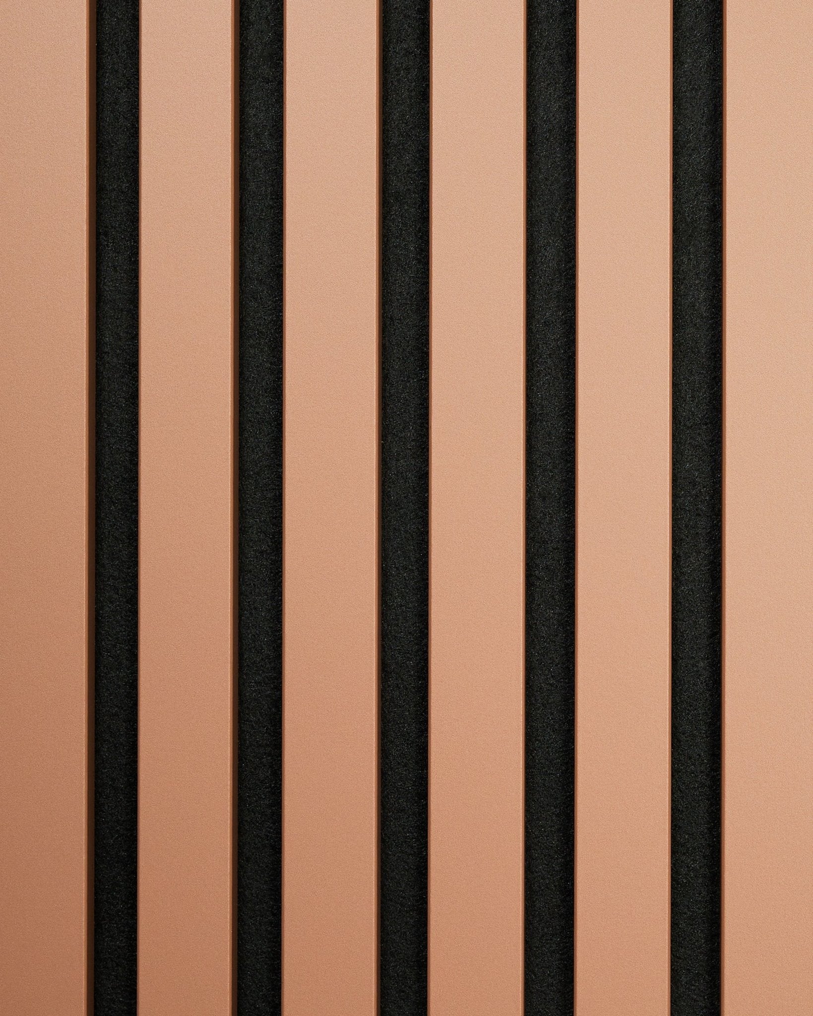 Hue | Sample / Clay od WoodUpp prezentuje vertical jasne panele akustyczne brown i black w minimalistycznym pasiastym układzie, podkreślając nordyckie wzornictwo.