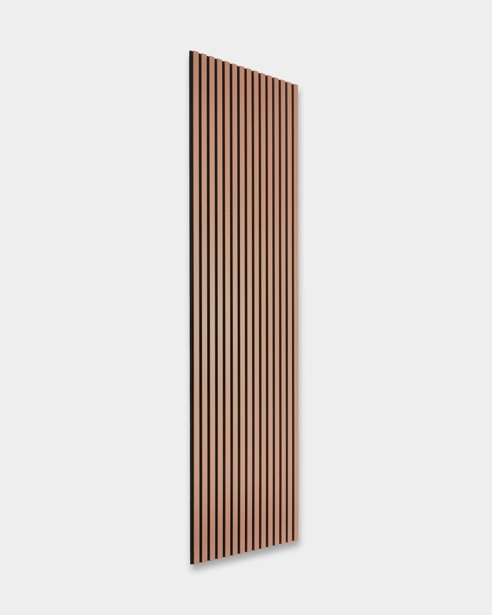 Panel akustyczny drewniany Clay od WoodUpp (240 x 60 cm) z lamelami vertical, ustawiony pod kątem na jasnym, gładkim tle, podkreśla minimalistyczny nordycki design.