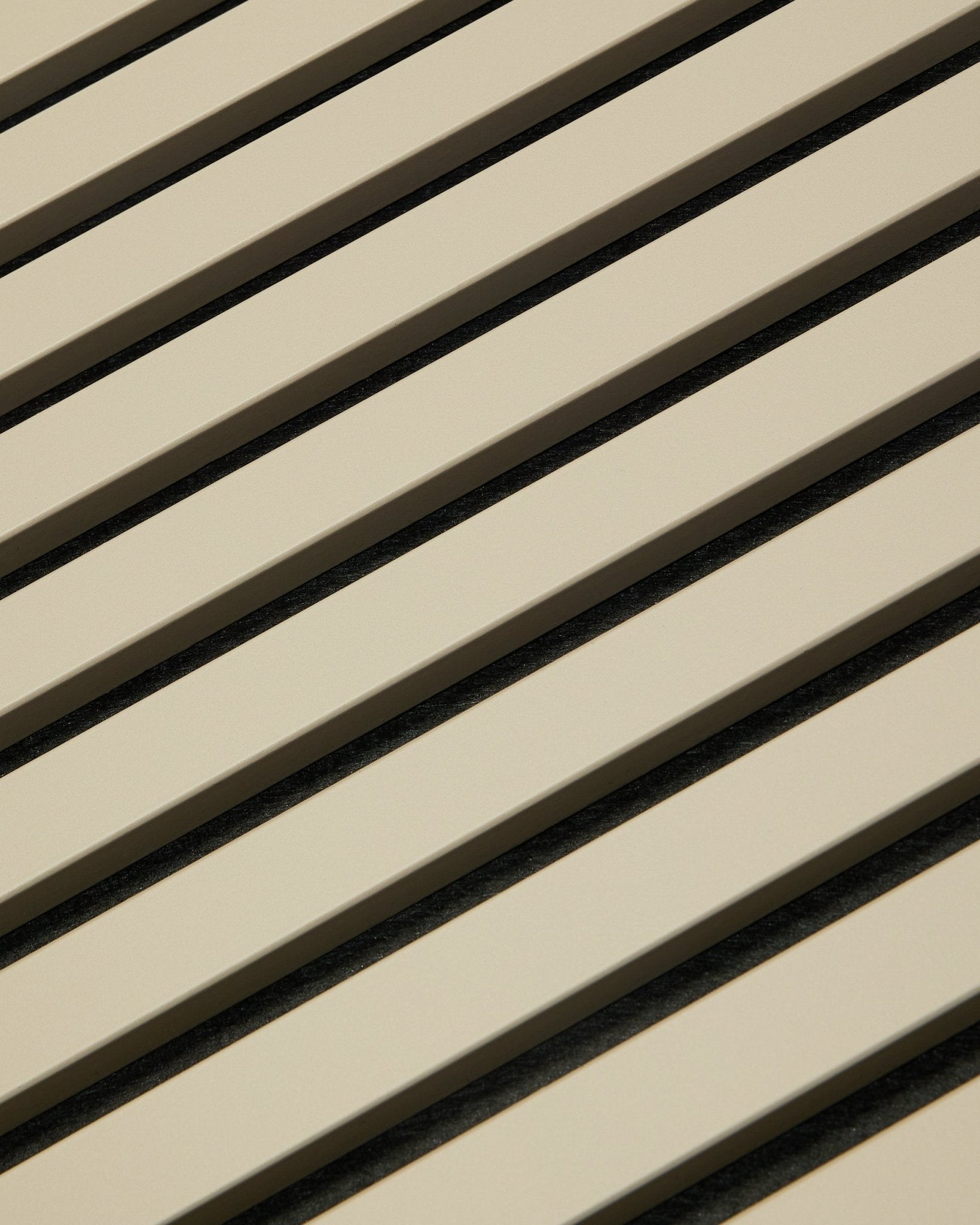 Hue Akupanel / Stone od WoodUpp, beige Panel akustyczny z geometrycznym układem lameli, 240 x 60 cm, zaprojektowany z myślą o poprawie akustyki wnętrz.