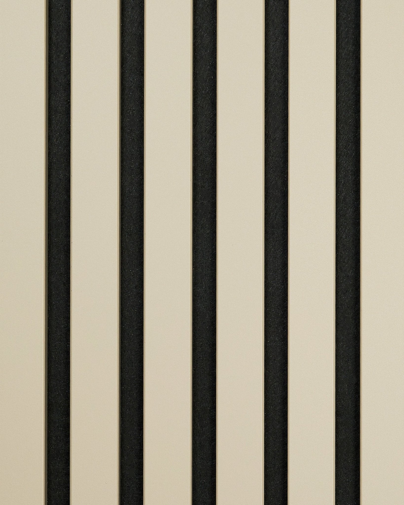 Minimalistyczny geometryczny wzór pasów beige i black na panelu akustycznym z drewna Hue | Sample / Stone od WoodUpp.