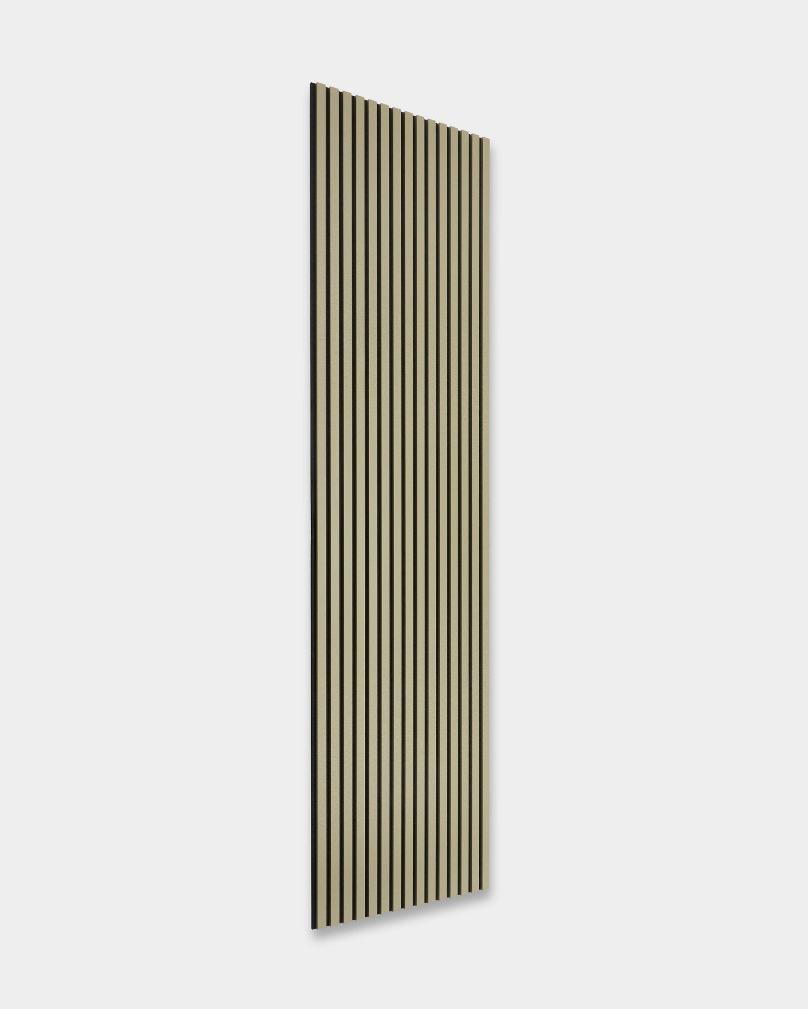 Panel Hue Akupanel w kolorze Moss od WoodUpp, 240 x 60 cm, ma vertical black i beige drewniane lamele akustyczne na jasnoszarym tle, które pochłania dźwięk.