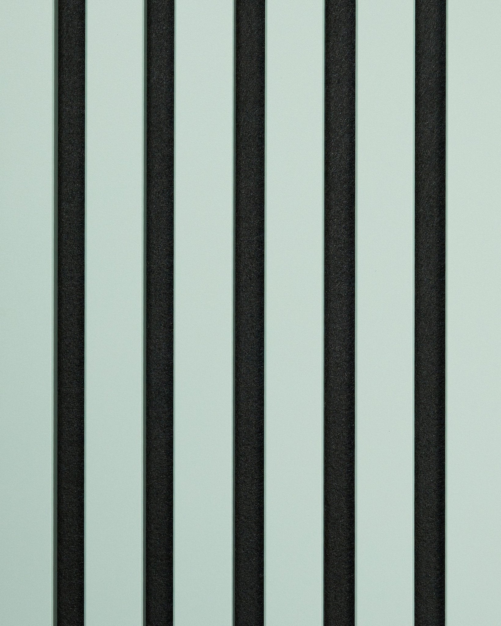 Próbka WoodUpp Hue/Cloud Panel akustyczny prezentująca vertical naprzemienne black i jasnzielone pasy, tworzące wyrazisty, prosty efekt geometryczny.
