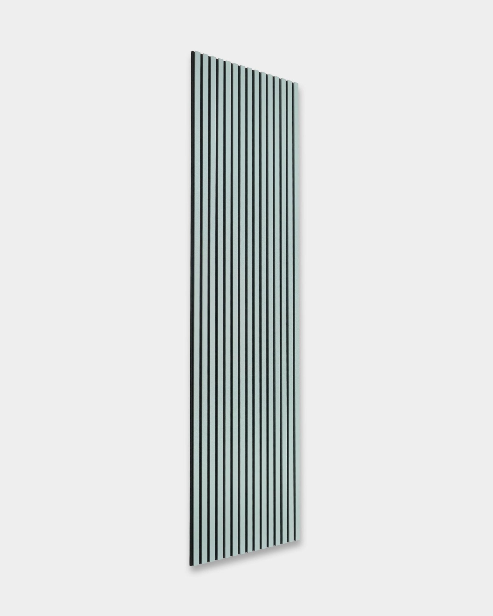 WoodUpp Hue Akupanel w kolorze Cloud, 240 x 60 cm, z vertical black i białymi lamelami na jasnoszarym tle dla komfortu akustycznego. Minimalistyczny design w nordyckim stylu.