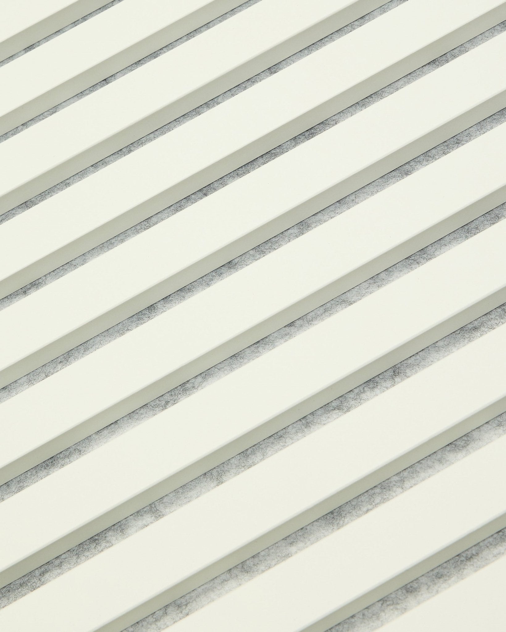 WoodUpp Akupanel Snow (240 x 60 cm) to biały Panel akustyczny z równomiernie rozmieszczonymi lamelami i subtelnymi szarymi cieniami, zaprojektowany z myślą o nowoczesnych wnętrzach w stylu nordyckim.