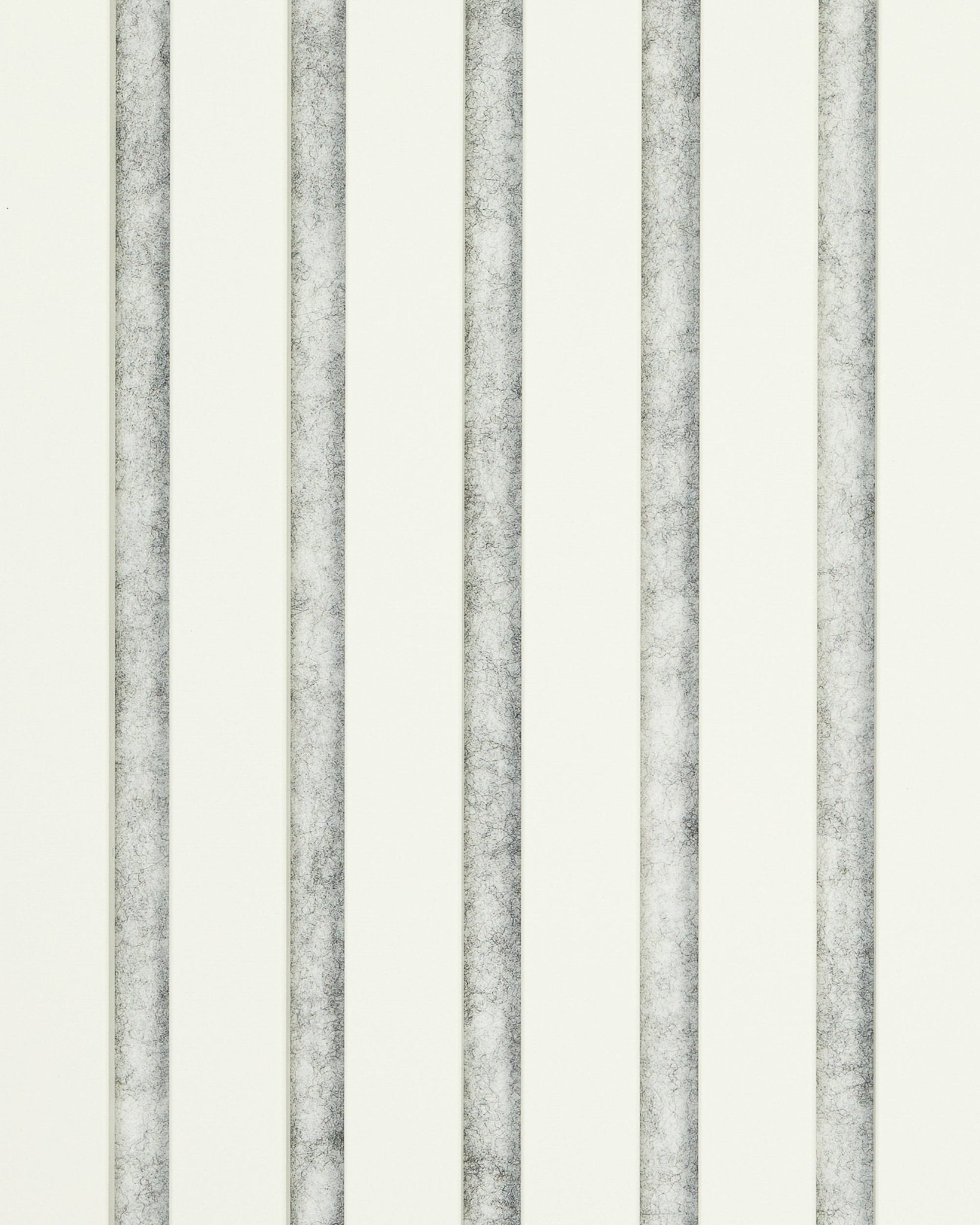 Hue | Próbka / Snow Panel akustyczny od WoodUpp ma vertical szare i białe paski na jasnym tle, co tworzy minimalistyczny design inspirowany stylem nordyckim.