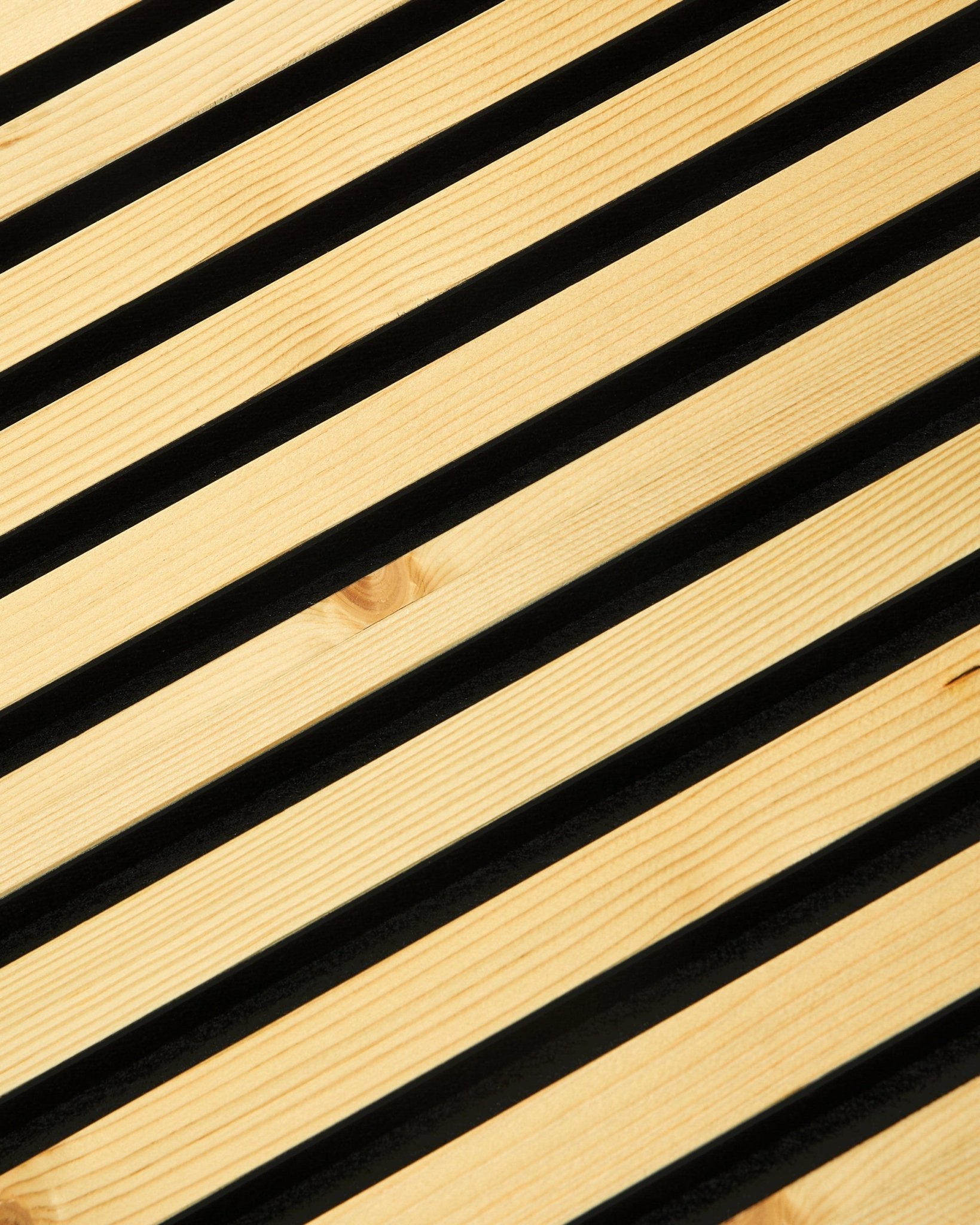 Zbliżenie na WoodUpp Akupanel Rustic | Alp, Panel akustyczny 240 x 60 cm z ukośnymi drewnianymi listwami, ciemnymi przerwami i minimalistycznym skandynawskim wzornictwem.