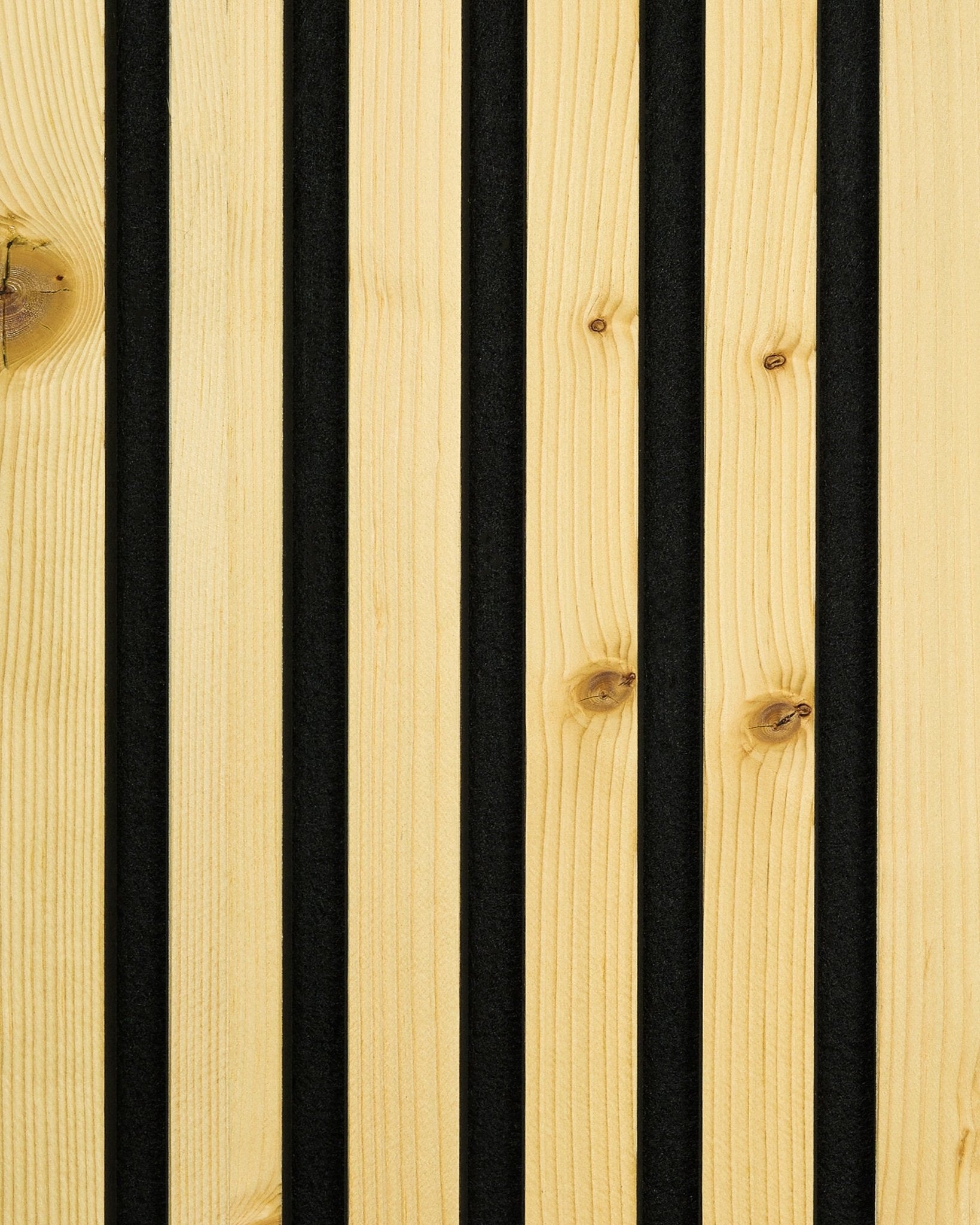 Zbliżenie próbki WoodUpp Akupanel w wykończeniu Rustic Alp, z vertical black rowkami oddzielającymi jasne listwy z twardego drewna, które tworzą nordycki design Panel akustyczny.