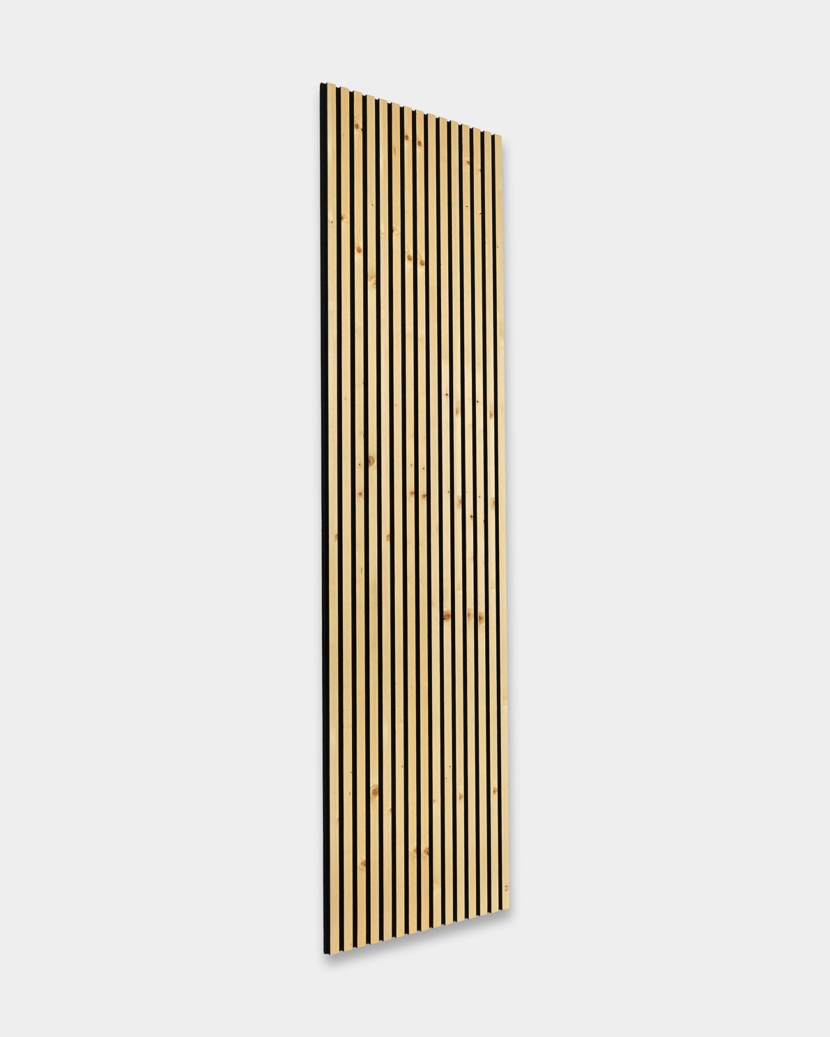 WoodUpp Akupanel Rustic Alp 300x60cm Panel akustyczny z vertical jasnymi drewnianymi lamelami na podkładzie black, zamontowany na białej ścianie. Nordycki minimalistyczny design.