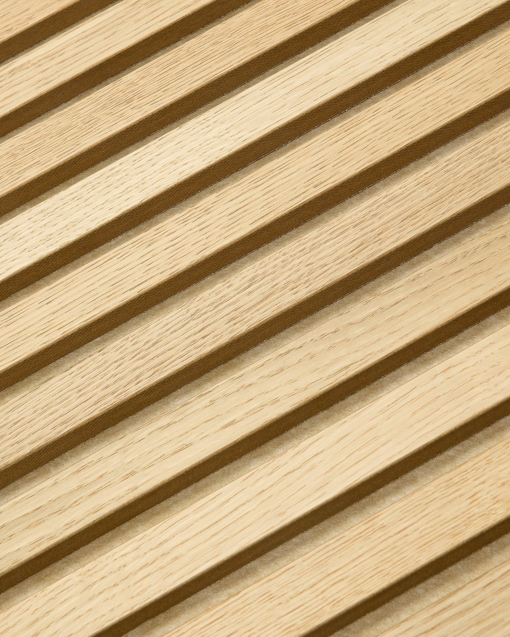 Zbliżenie na WoodUpp Akupanel Tonal w kolorze Classic Oak, 240 x 60 cm, z ukośnymi lamelami akustycznymi z jasnego drewna i nordyckim wzorem w paski.