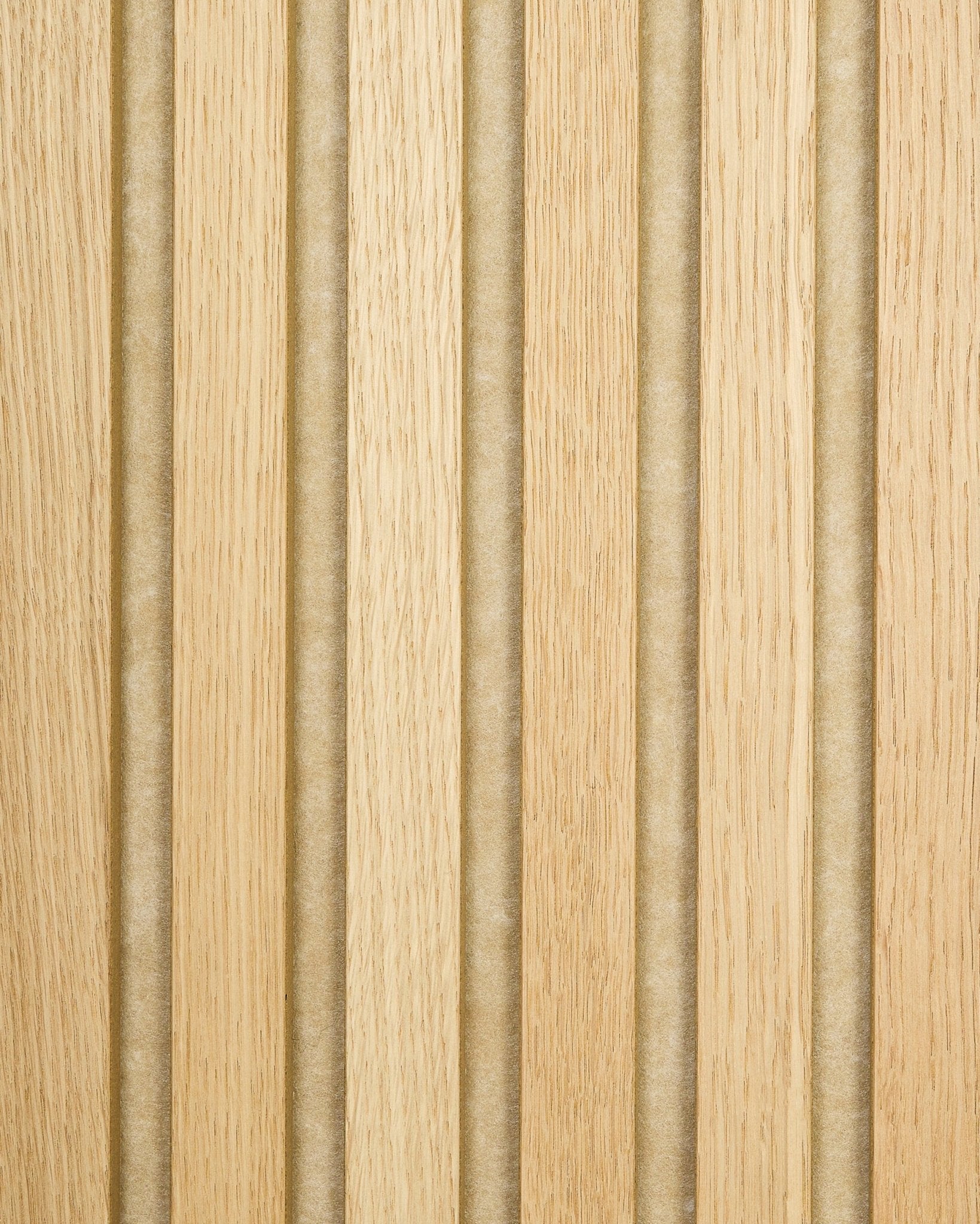 Próbka Akupanel w wykończeniu Classic Oak z filcowym podkładem beige, z jasnymi dębowymi listwami akustycznymi i rowkami vertical, które tworzą pasiastą, wyrazistą powierzchnię.