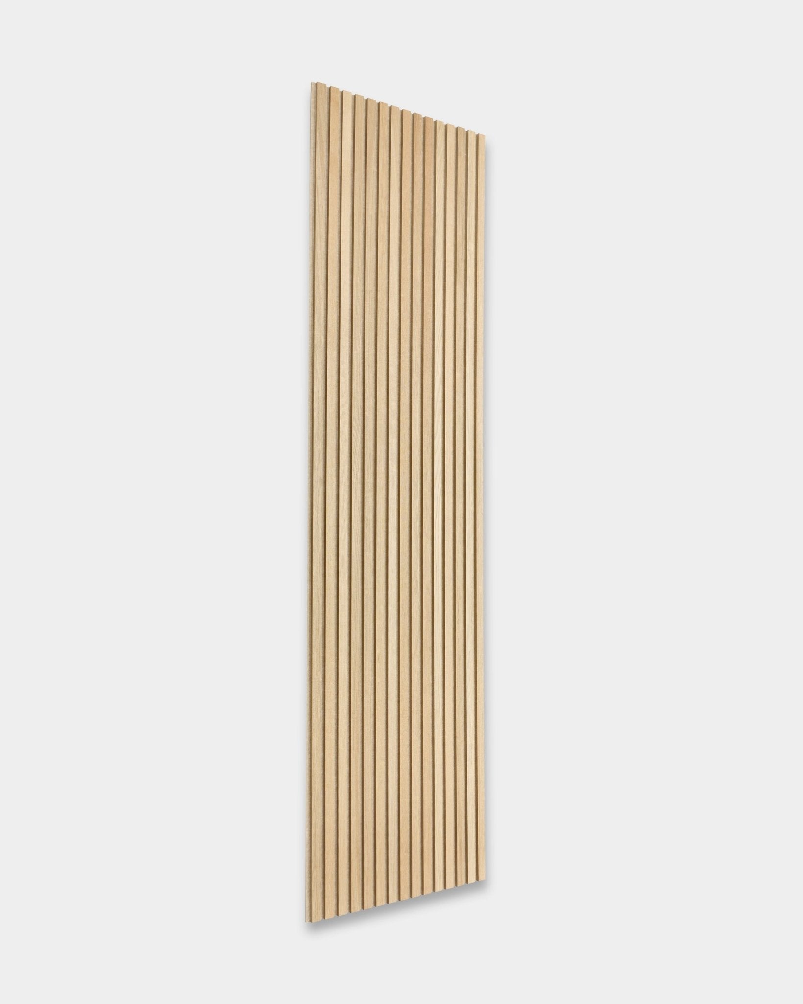 WoodUpp Akupanel w kolorze Classic Oak, 240 x 60 cm, ma vertical lamele i wykończenie natural wood, które zapewniają pochłanianie dźwięku i skandynawski charakter.