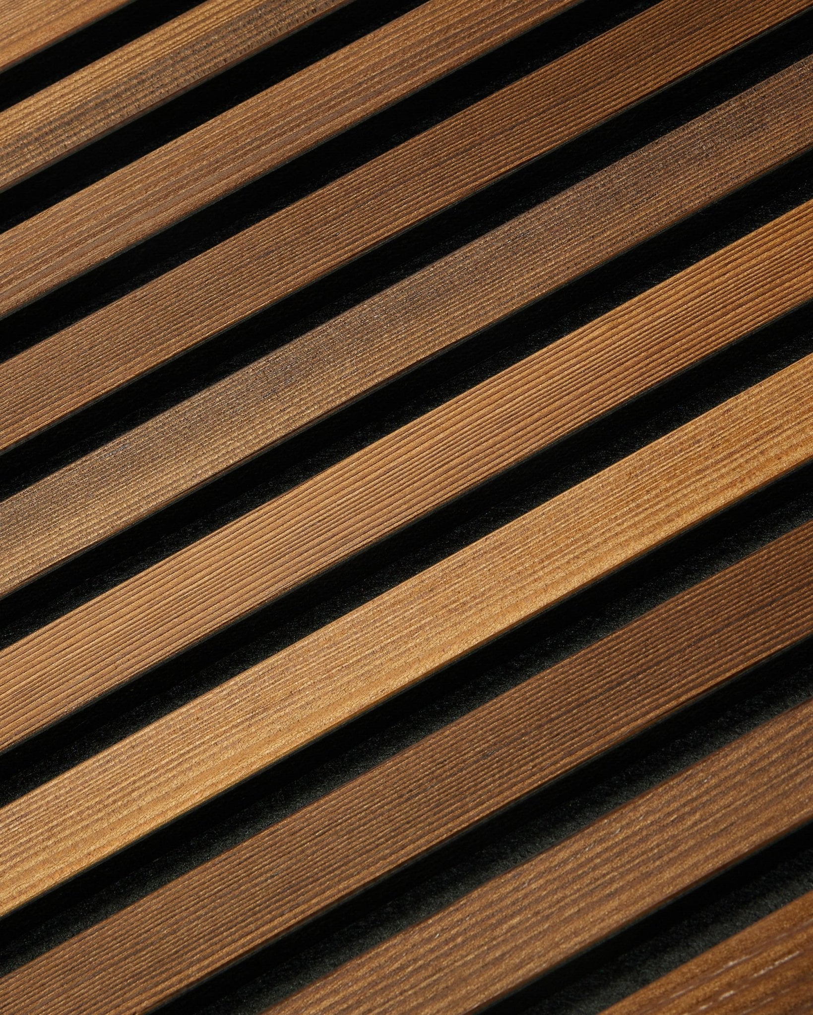 WoodUpp Akupanel Rustic w wykończeniu Smoked Larch (240x60 cm) ma ukośne brown listwy akustyczne, które tworzą pasmowy, nordycki wygląd z subtelnym detalem cieniowania.