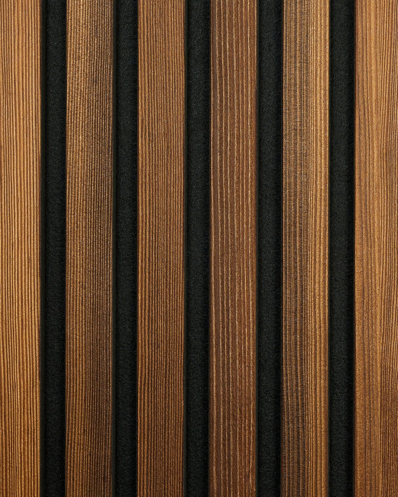 Próbka WoodUpp Akupanel Rustic w wybarwieniu Smoked Larch, z vertical akustycznymi lamelami drewnianymi o naturalnym usłojeniu i black rowkami, podkreślającymi nordycki design.