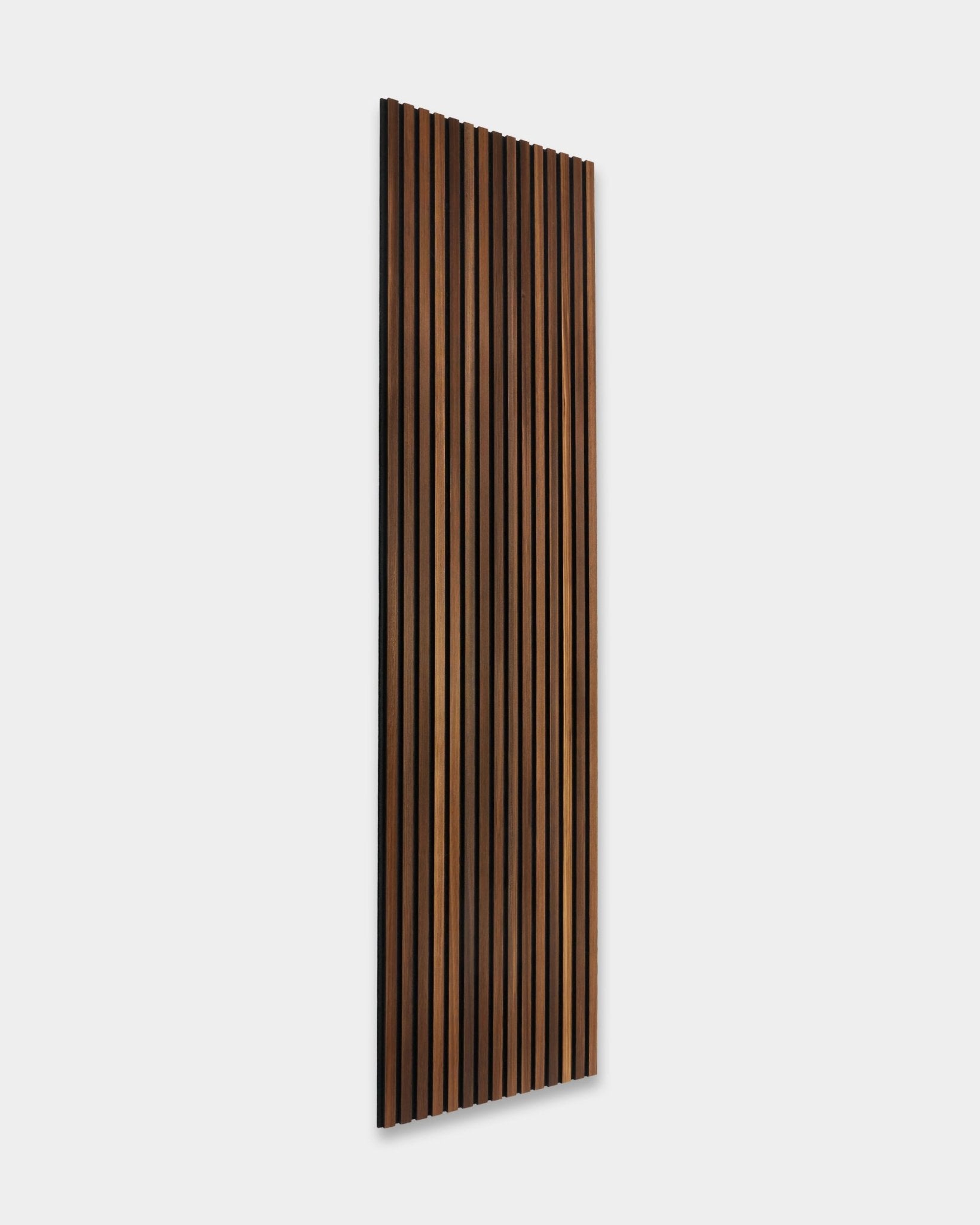 WoodUpp Rustic Akupanel, panel z wędzonego modrzewia Panel akustyczny o wymiarach 300x60 cm z listwami vertical, ma minimalistyczny skandynawski design do montażu na ścianie.