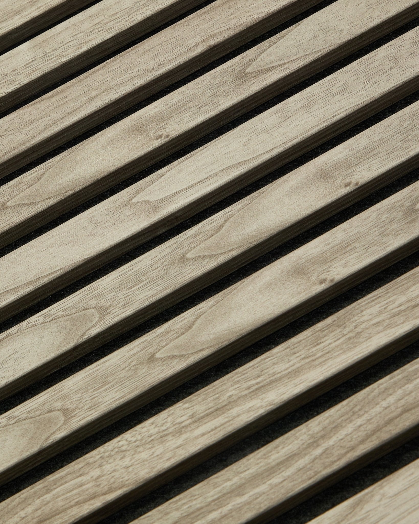 WoodUpp Akupanel Essential w kolorze Weathered Oak (240x60 cm) z widocznym usłojeniem drewna i równomiernie rozmieszczonymi vertical listwami na ciemnym podkładzie z filcu akustycznego.