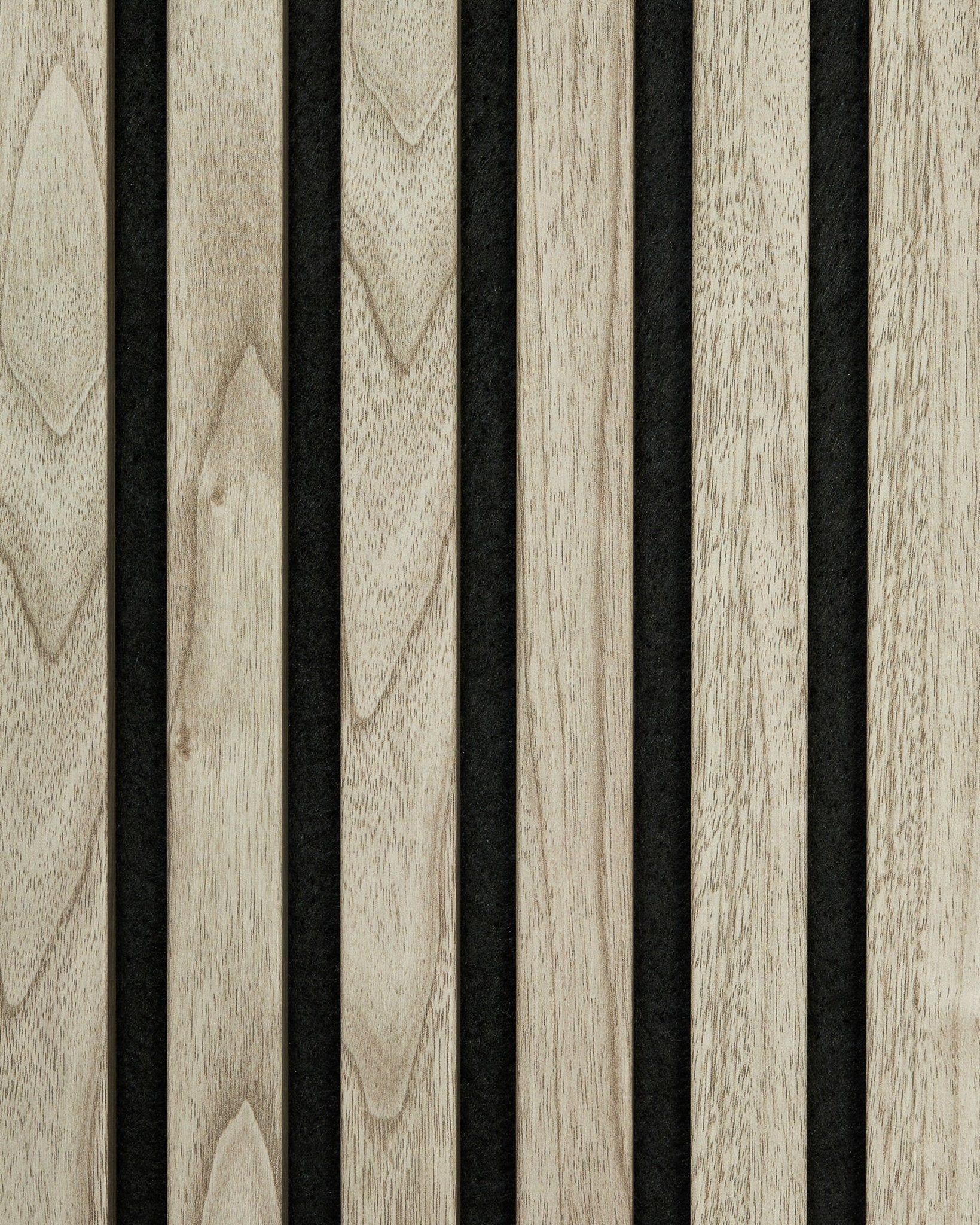 Zbliżenie próbki Akupanel Panel akustyczny w wybarwieniu Weathered Oak od WoodUpp, pokazujące vertical drewniane lamele o naturalnym usłojeniu w nordyckim, minimalistycznym stylu.