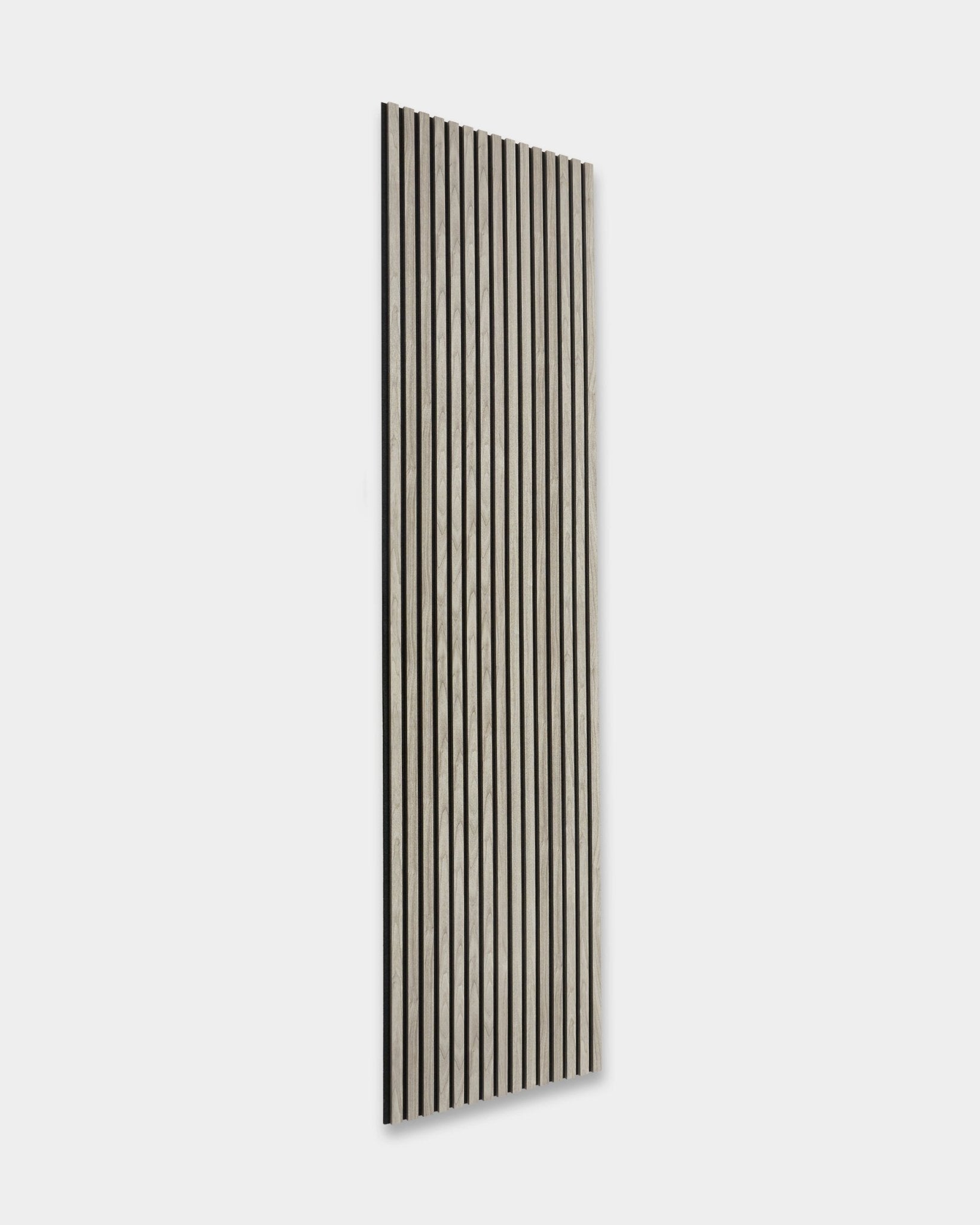 WoodUpp Essential Akupanel w kolorze Weathered Oak, 240x60 cm, Nordic Panel akustyczny z vertical black listwami na jasnoszarym podkładzie, pokazany na białym tle.